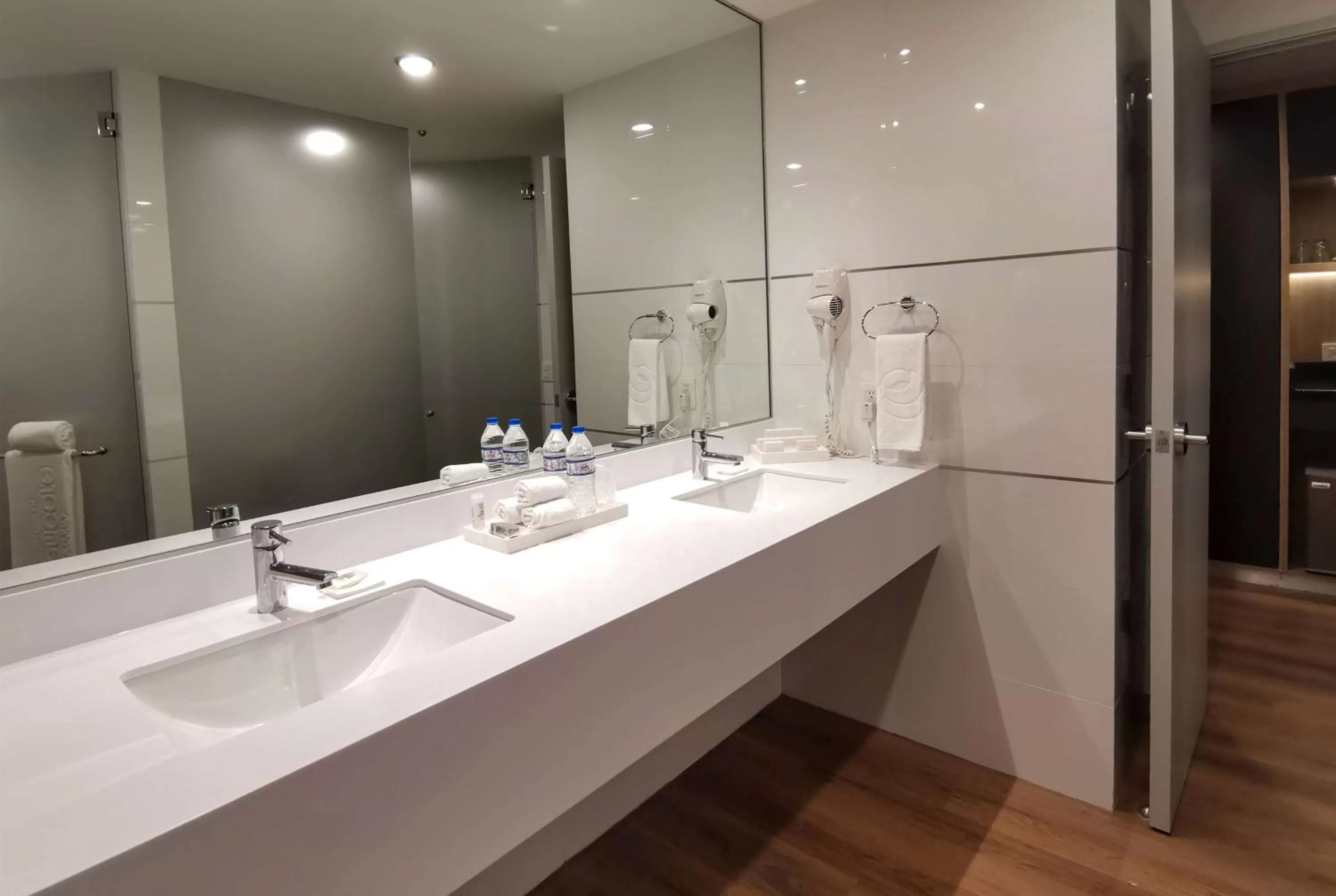 TV and multimedia in Ramada Encore by Wyndham Guadalajara Aeropuerto