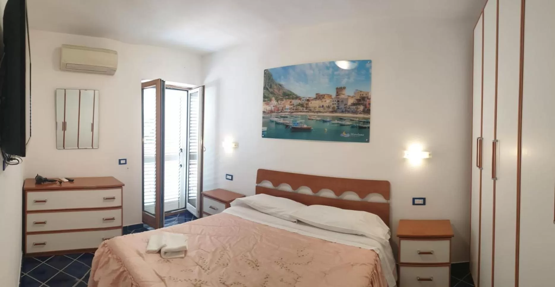 Bed in Hotel Mareluna Ischia