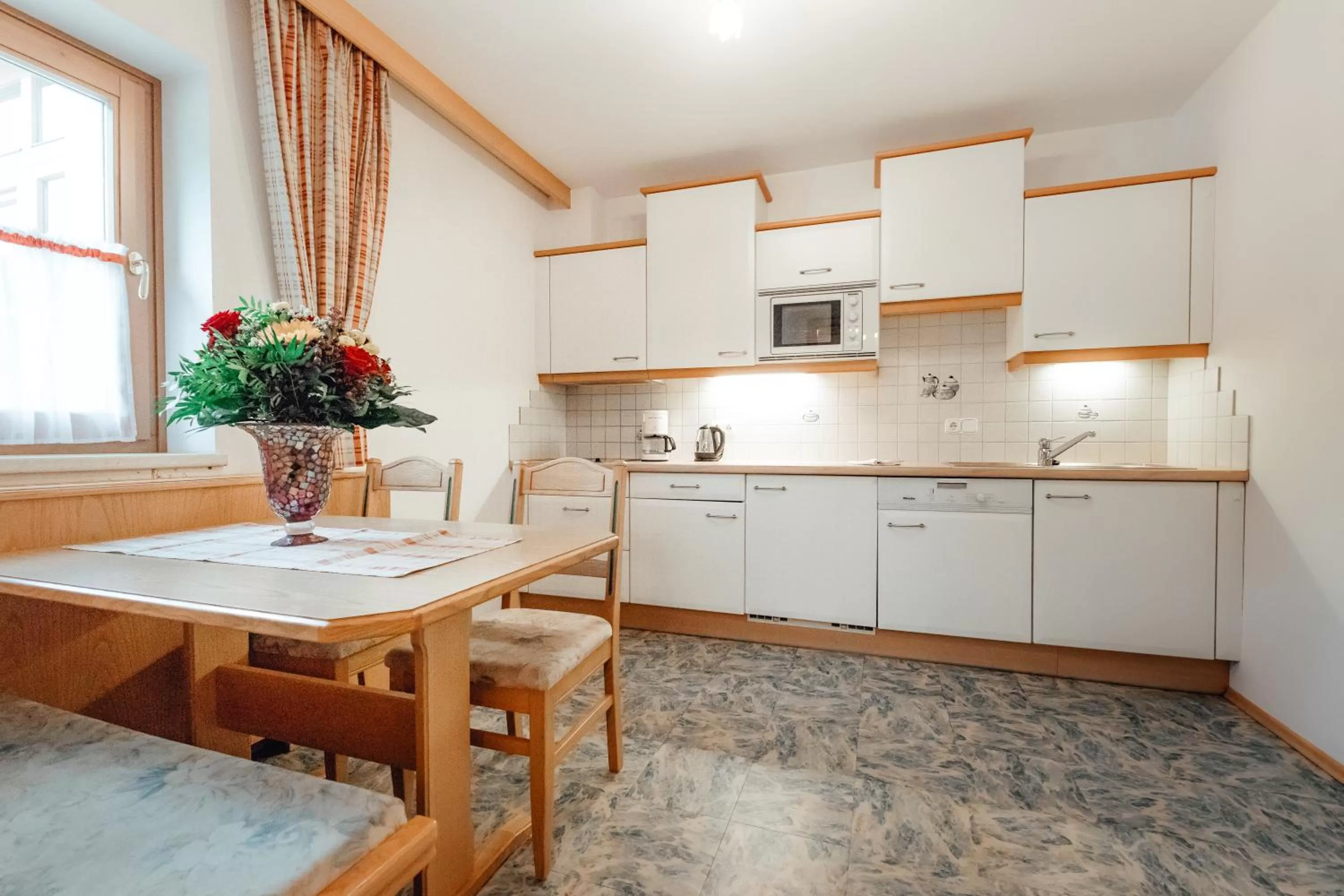 Kitchen or kitchenette in Zimmer & Ferienwohnungen Dandler