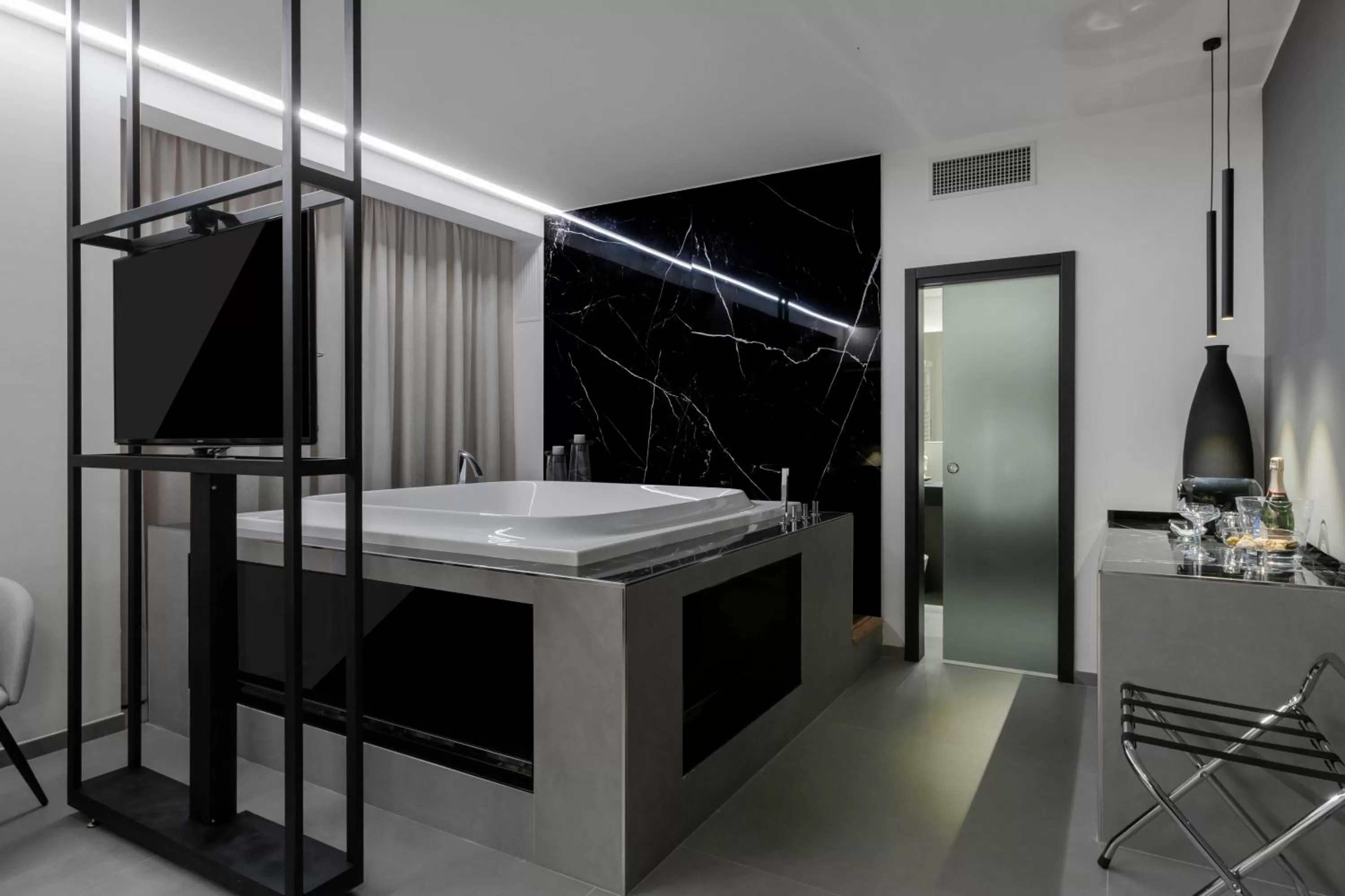 Hot Tub, Bed in Suite Palermo Apartment