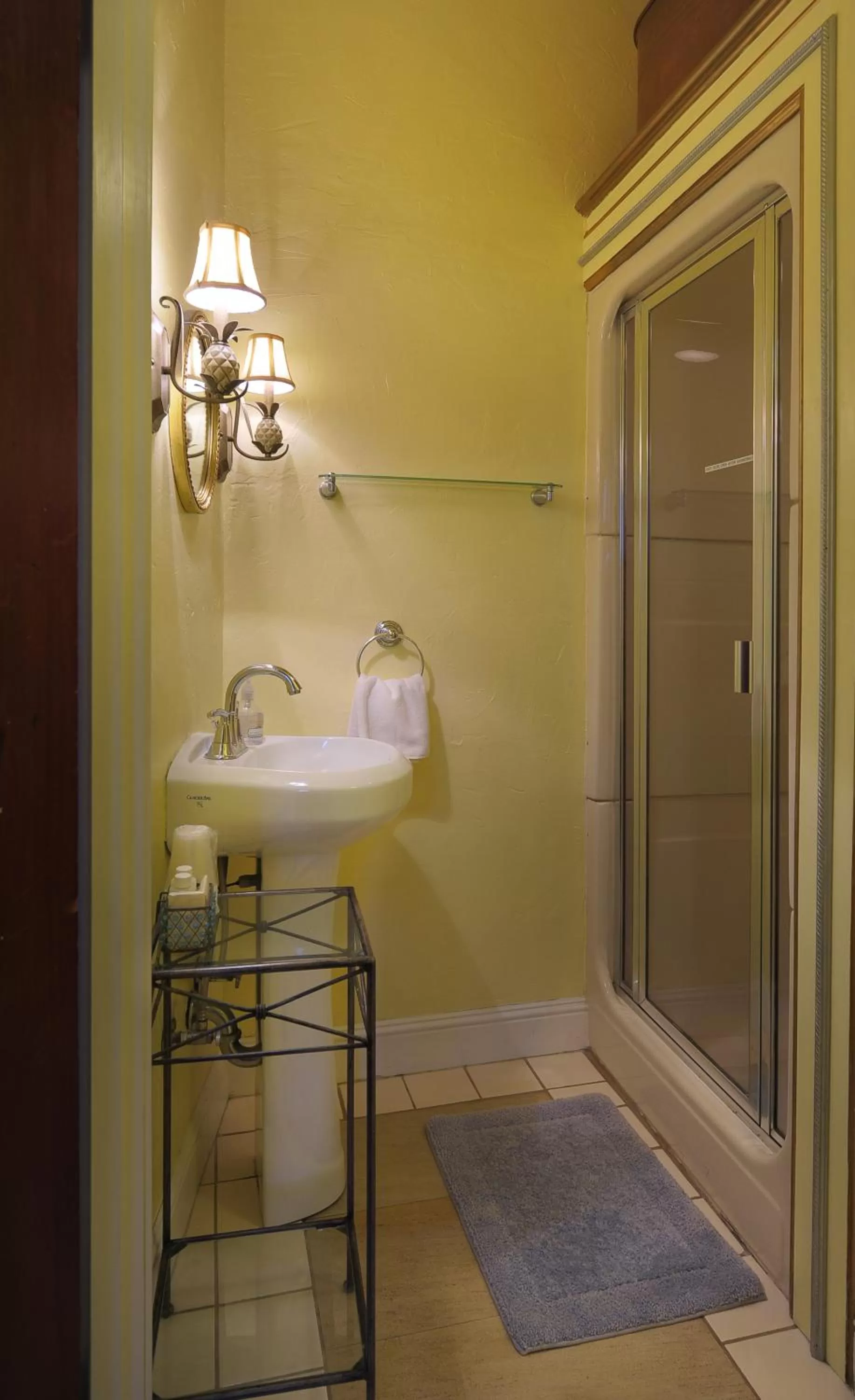 Bathroom in Noe's Nest Bed and Breakfast