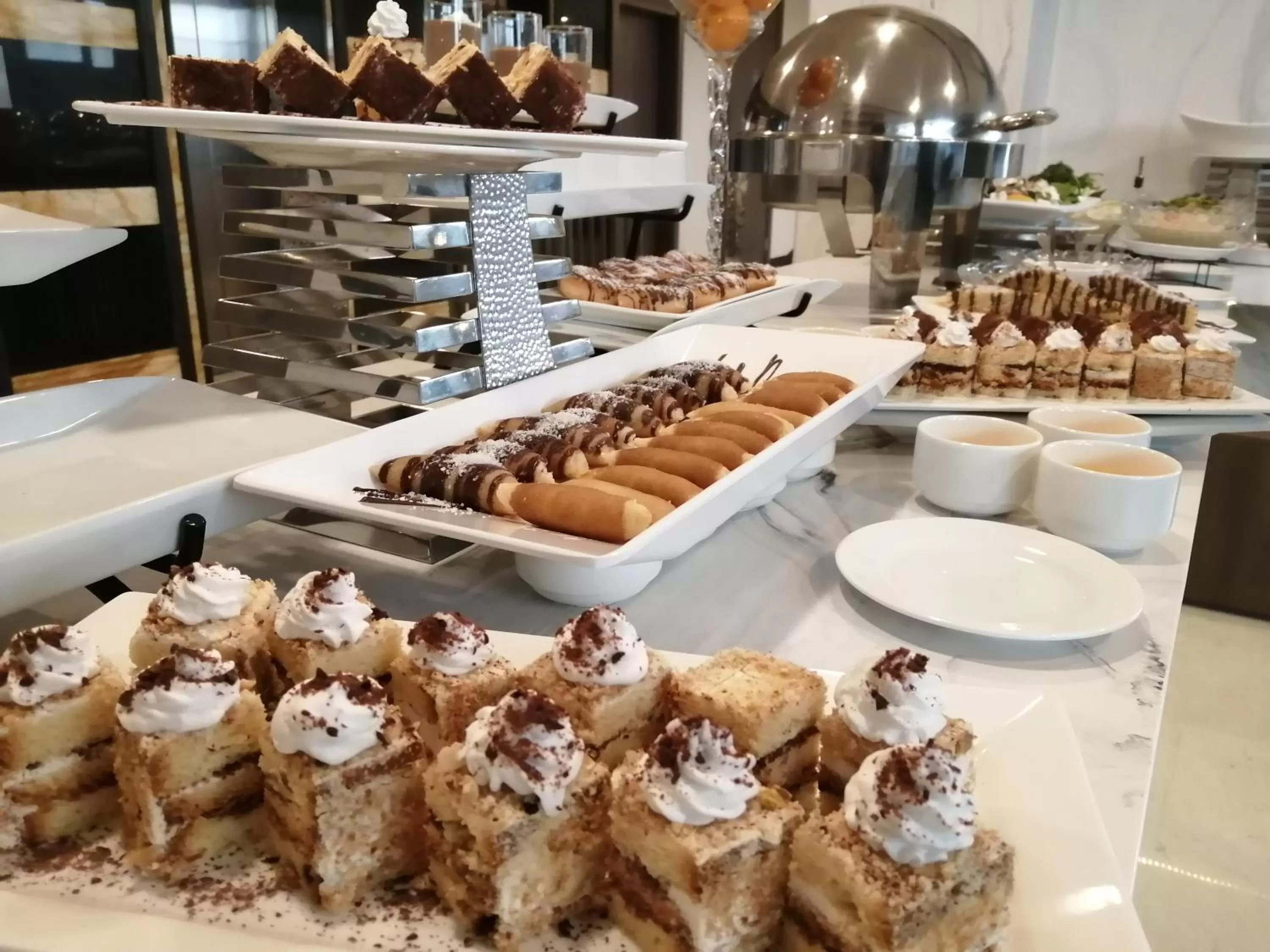 Restaurant/places to eat in Aquila Al Hamra Hotel