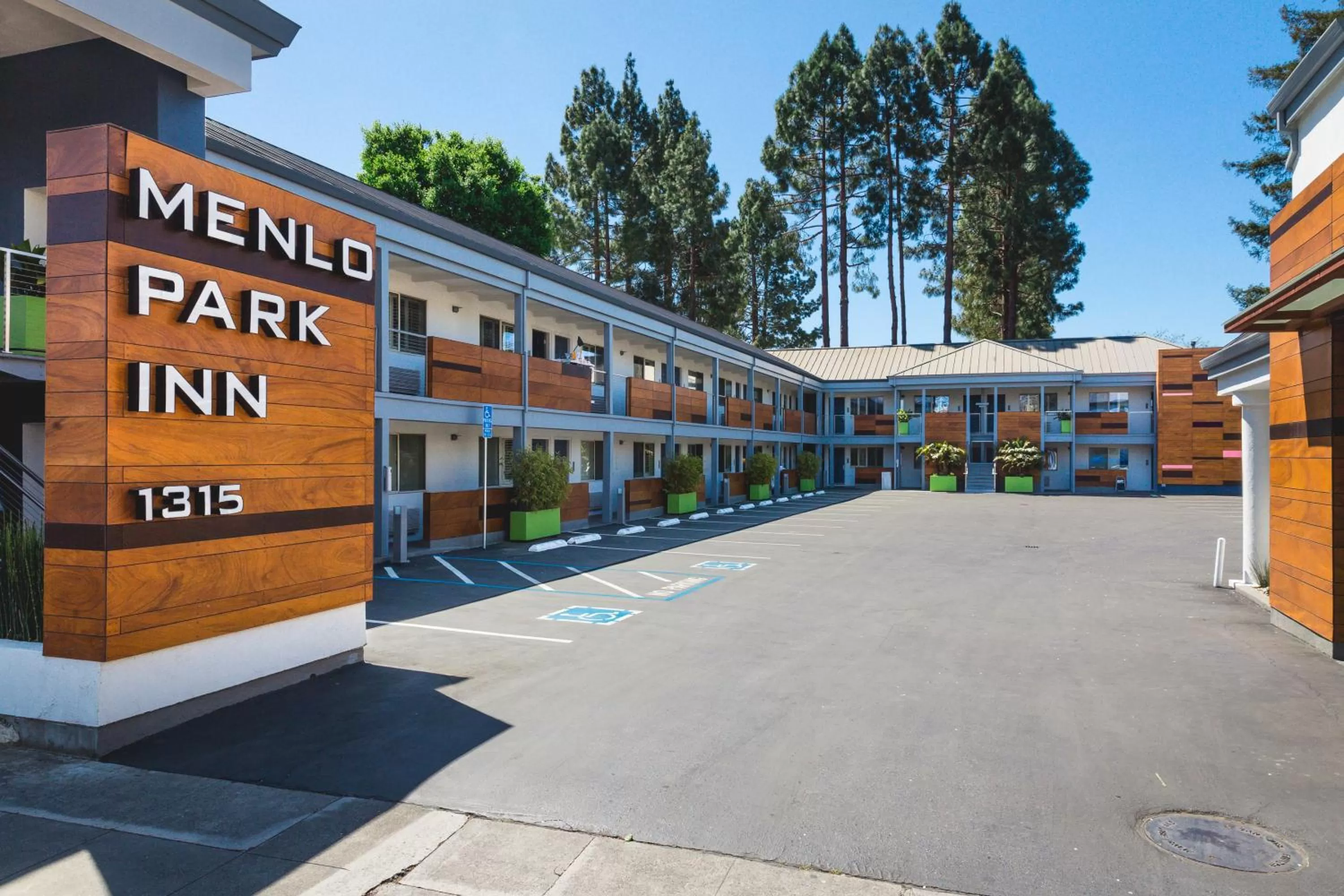 Property building in Menlo Park Inn