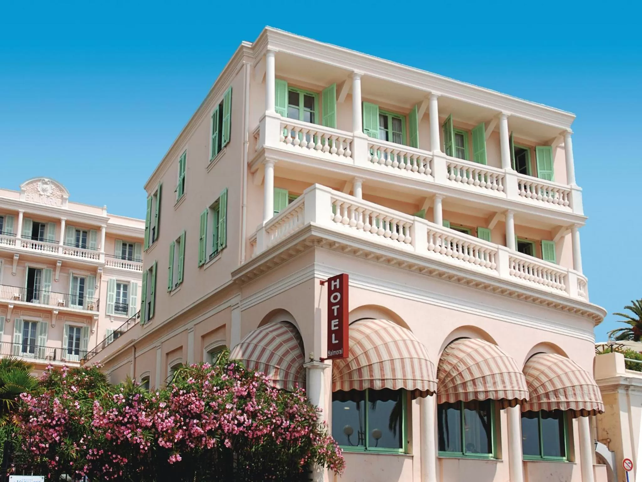 Property building in Hôtel Vacances Bleues Balmoral