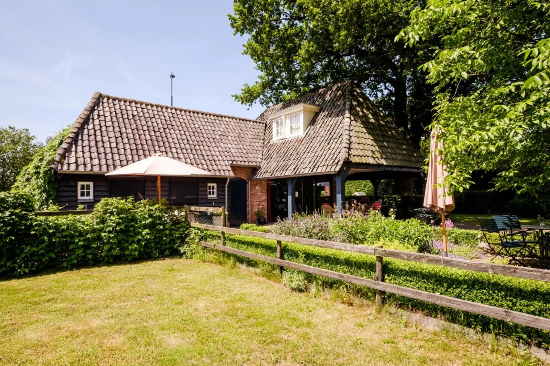 Property building in Landrop Bed & Breakfast