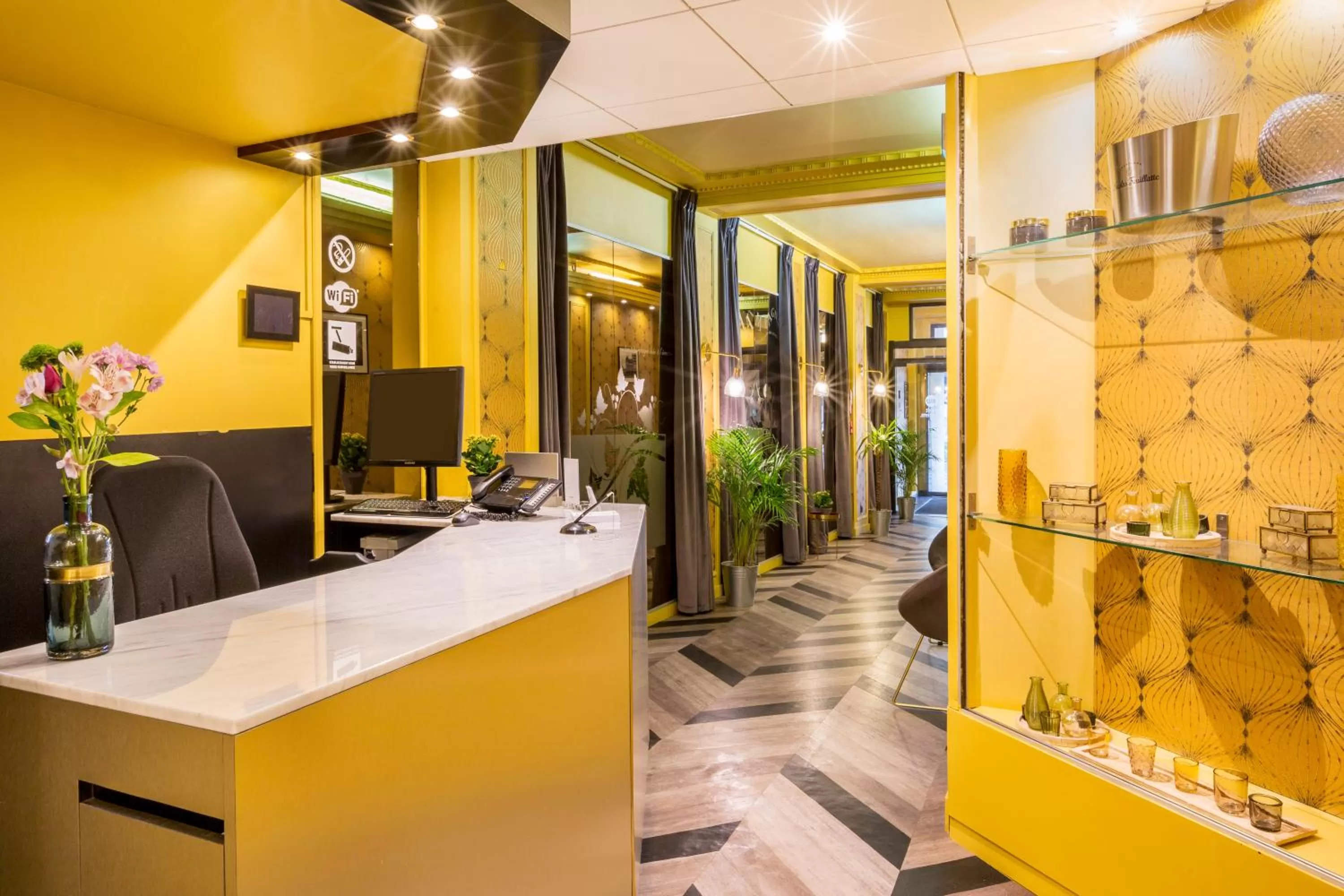 Lobby or reception in Best Western Hotel Centre Reims