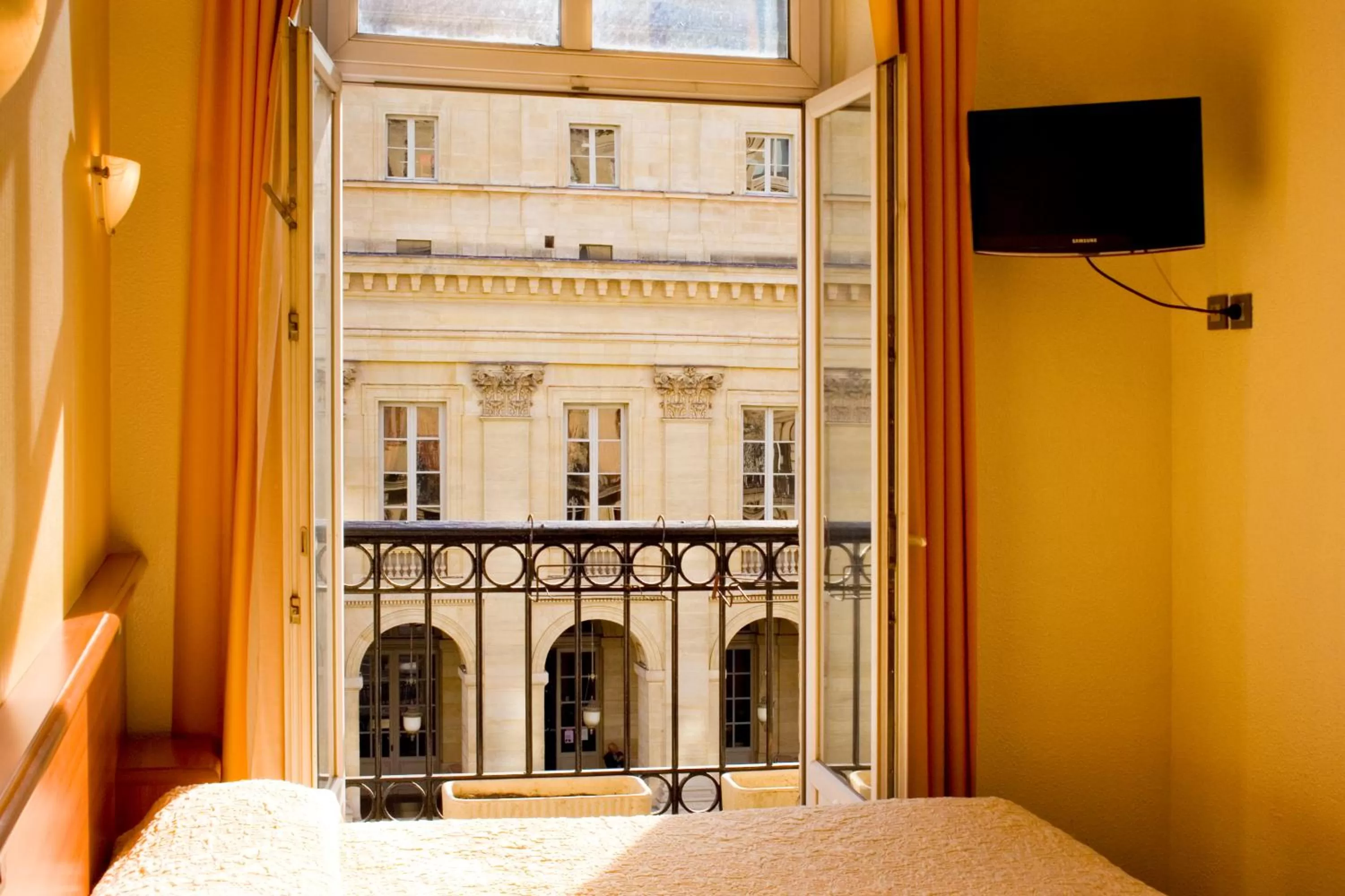 View (from property/room), Bed in Hotel de L'Opéra