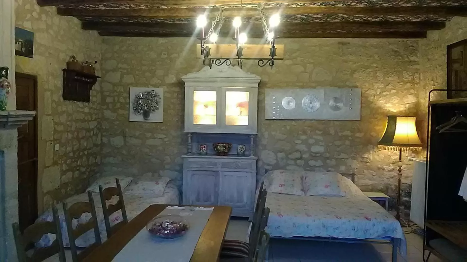 Photo of the whole room in Manoir Le Cristal - Futuroscope a petit prix , grandes chambres familiales 5-6 personnes ,