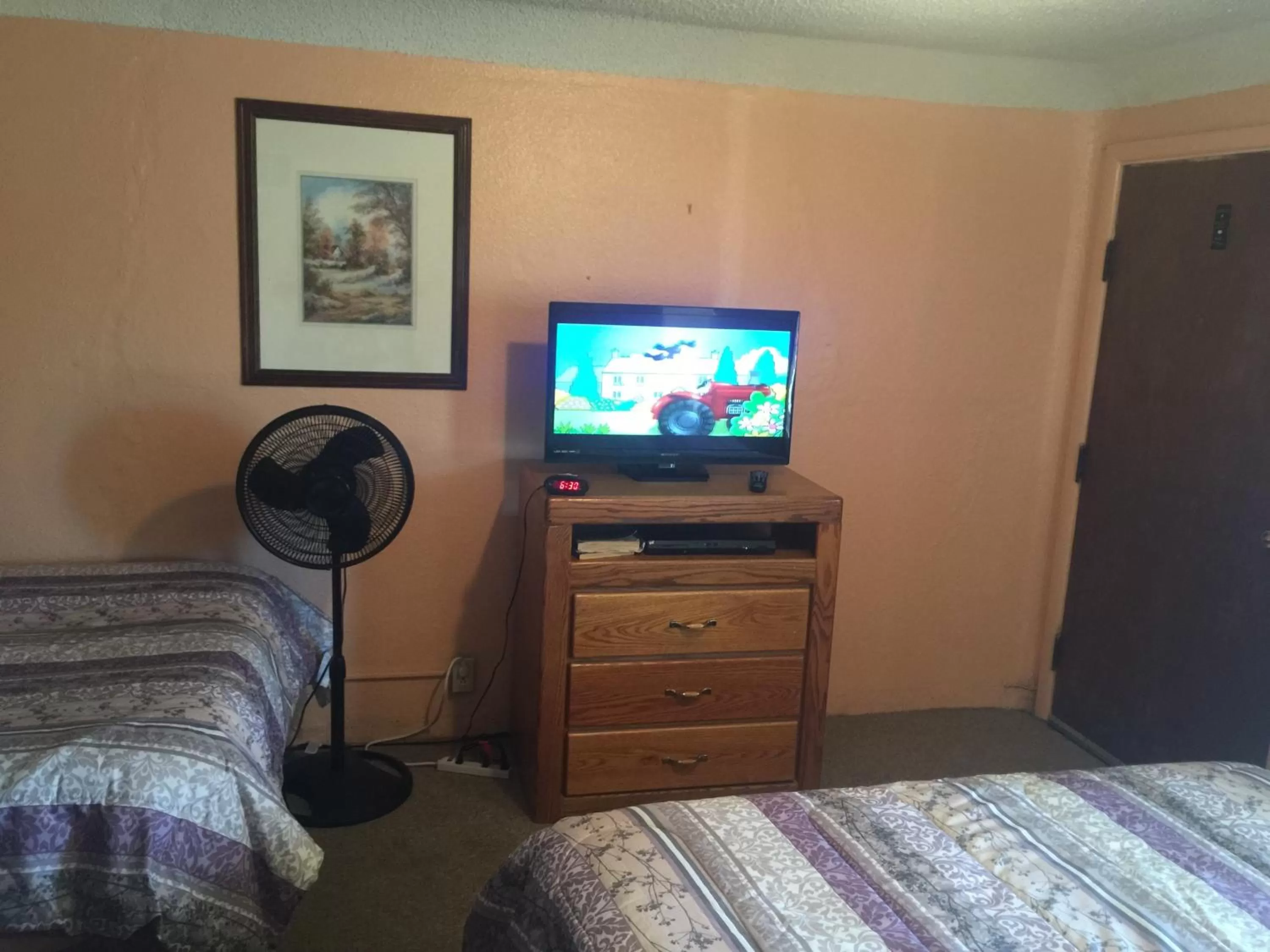 TV and multimedia, Bed in Budget Inn Motel Chemult