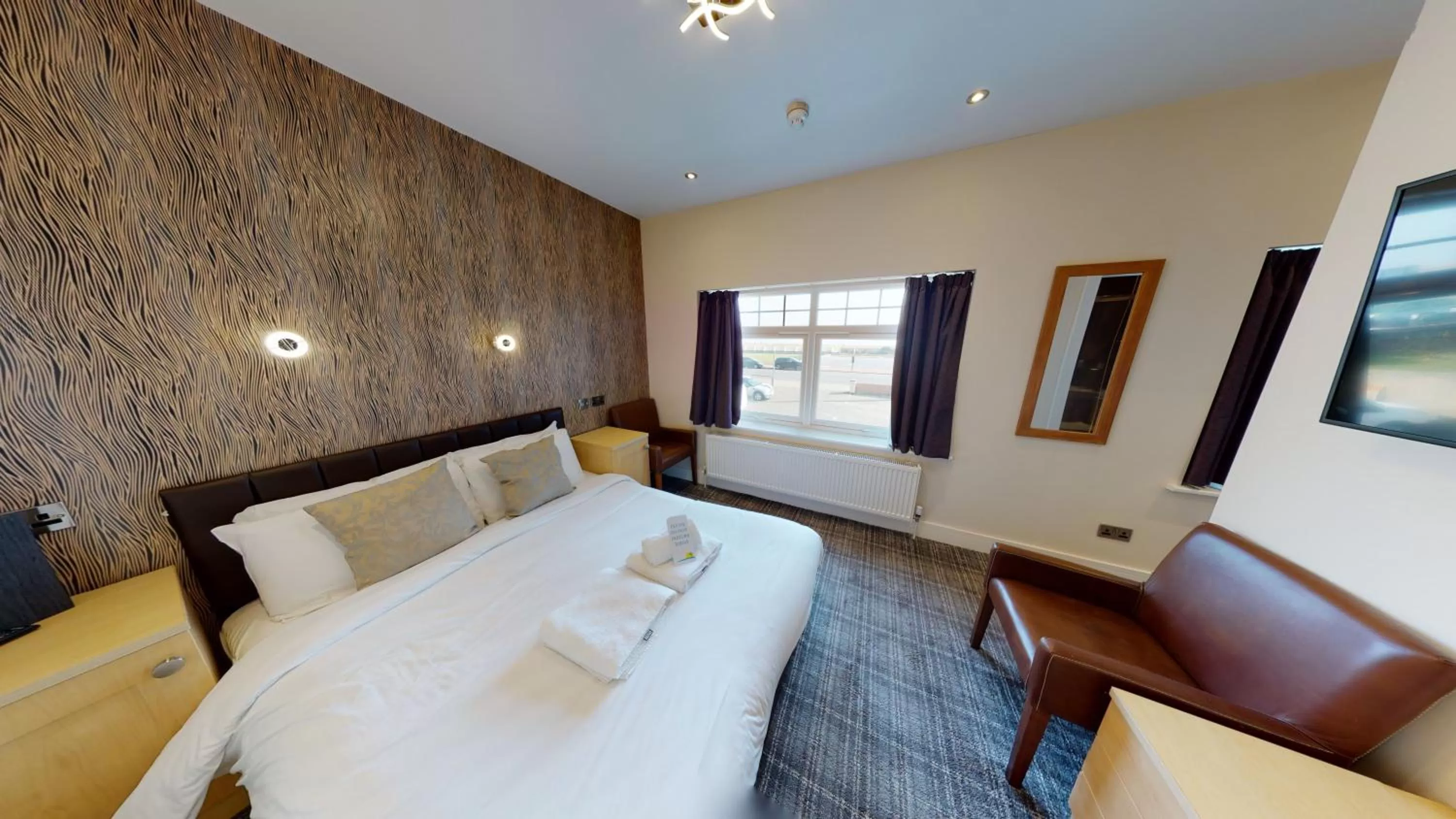 Bedroom, Bed in Marine Lodge