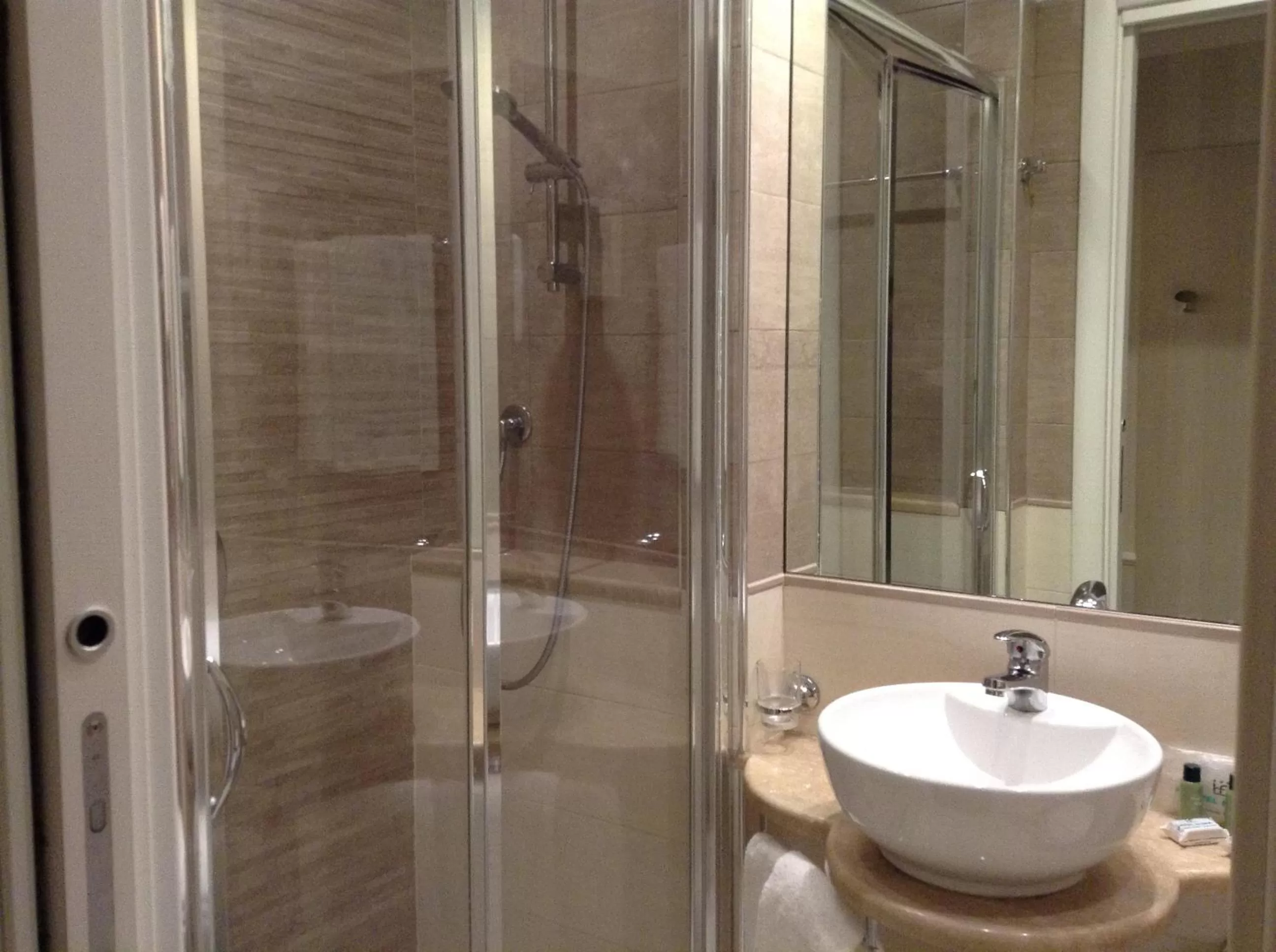 Shower in Hotel Flora