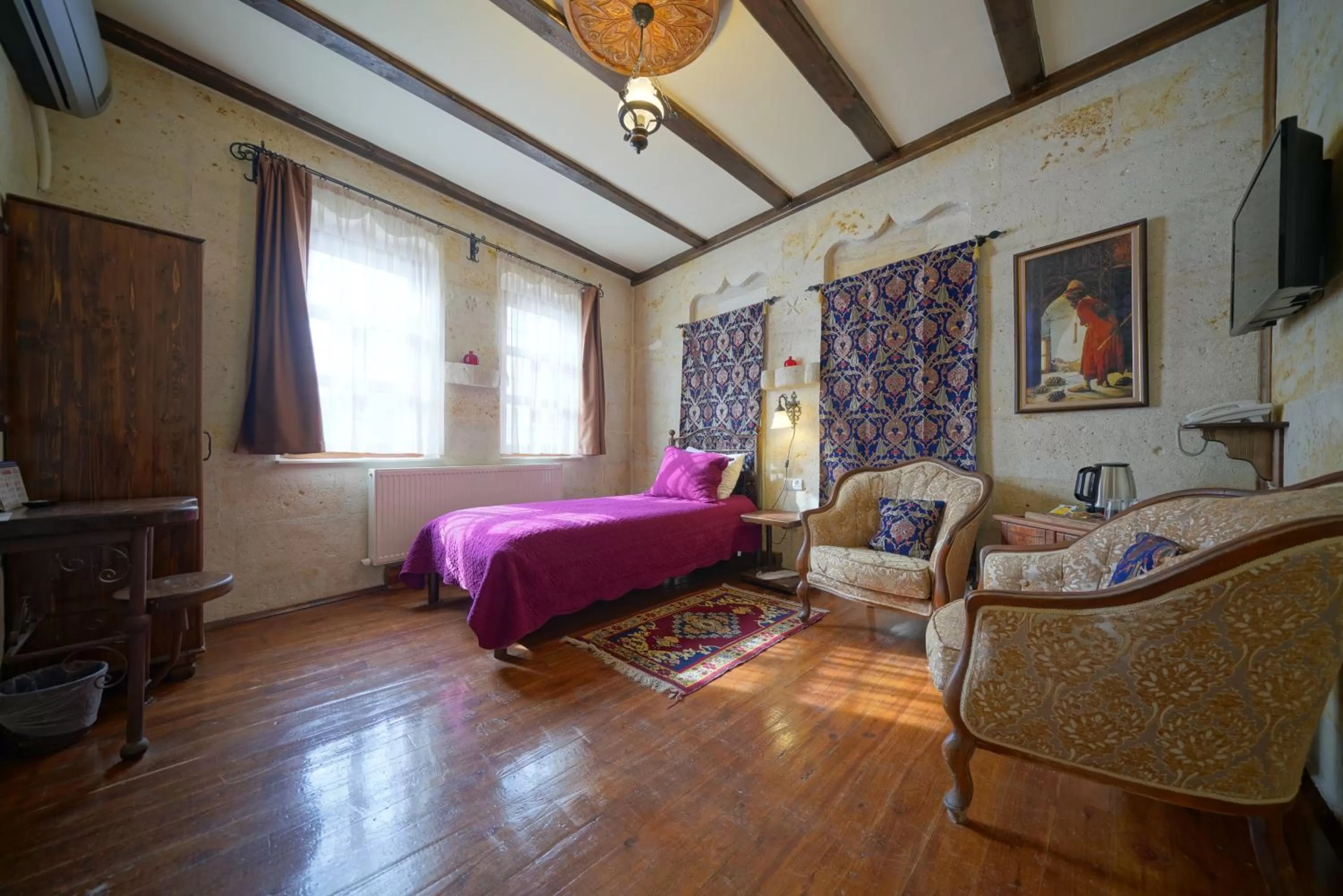 Property building, Bed in Vista Cave Hotel