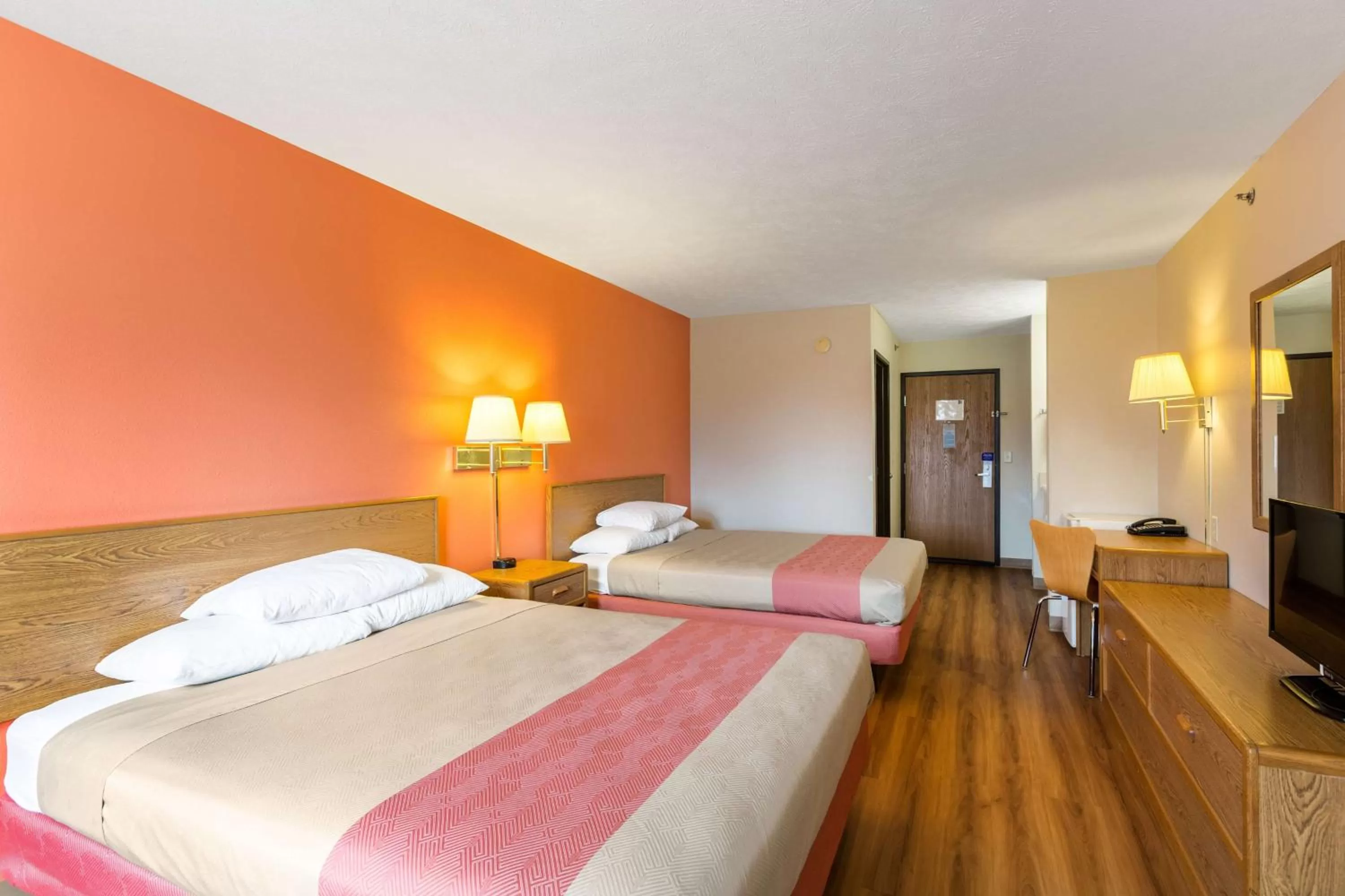 Photo of the whole room, Bed in Motel 6-Percival, IA