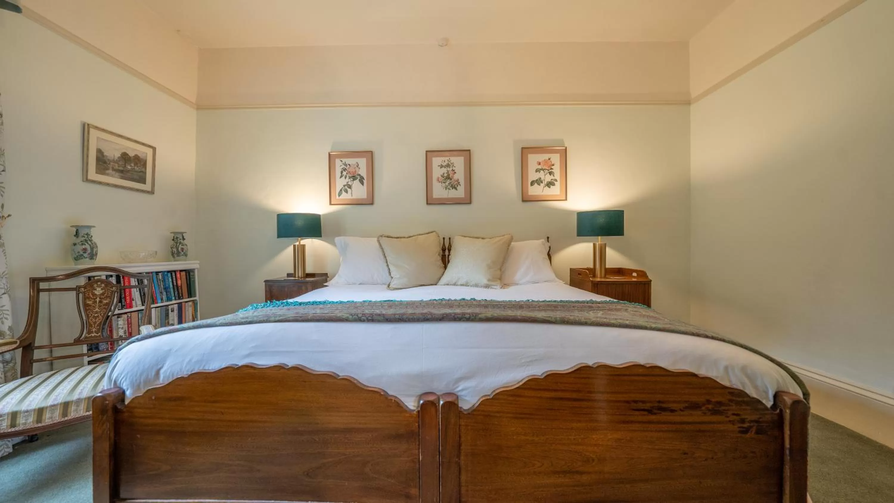 Bed in Pantybeiliau House Bed & Breakfast