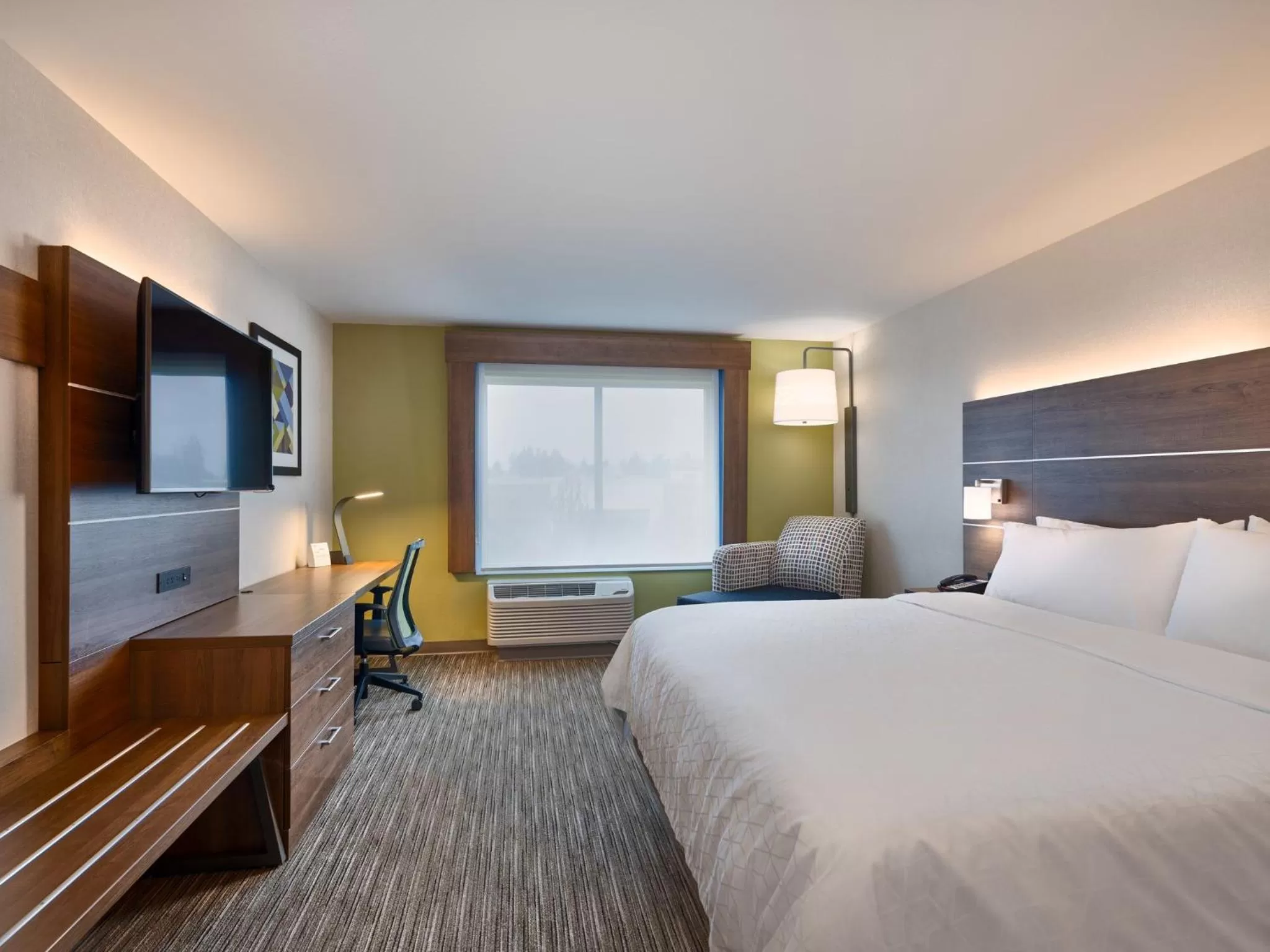 Photo of the whole room, Bed in Holiday Inn Express & Suites Salem North - Keizer by IHG