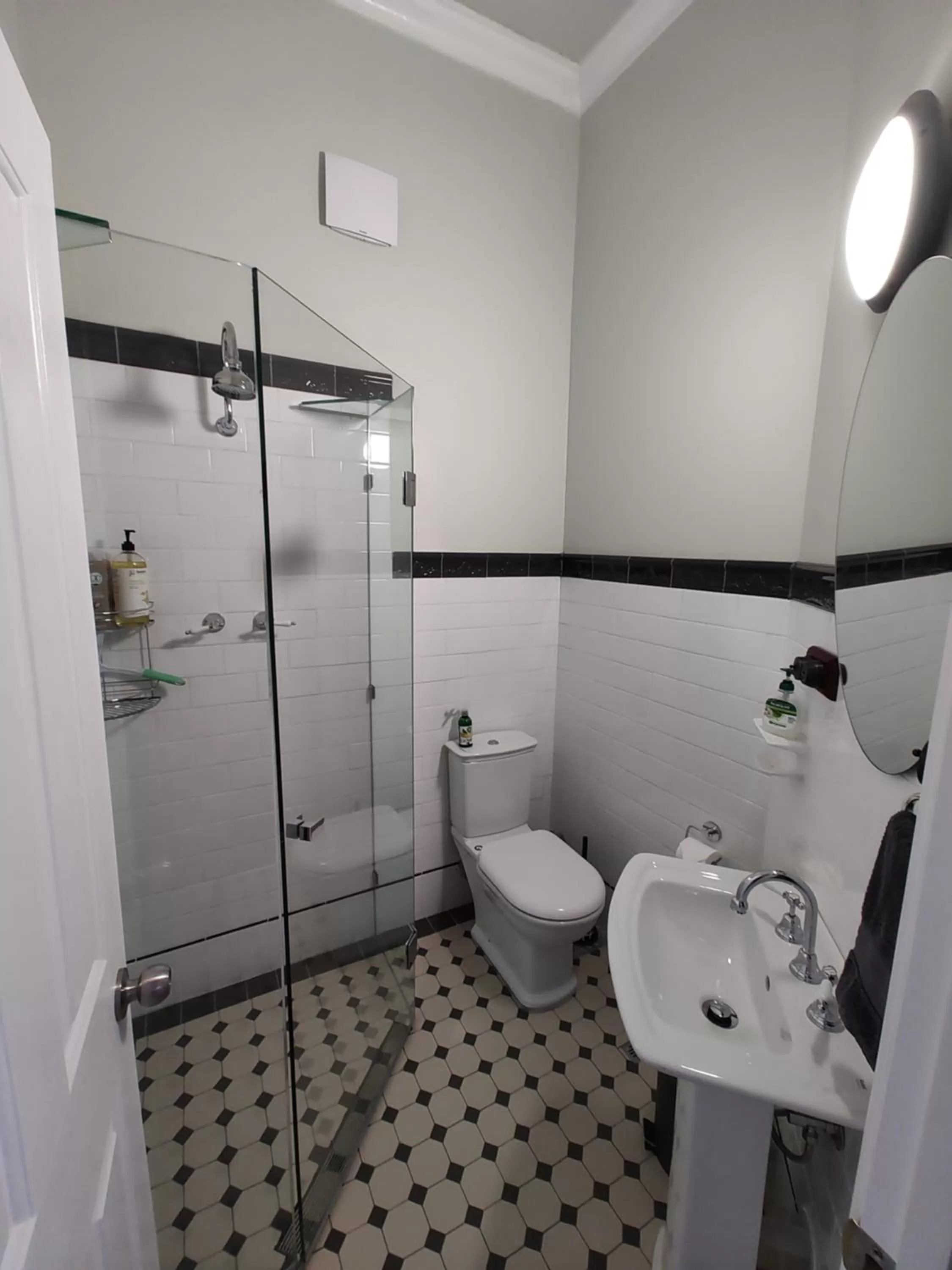 Shower in Fremantle Bed & Breakfast