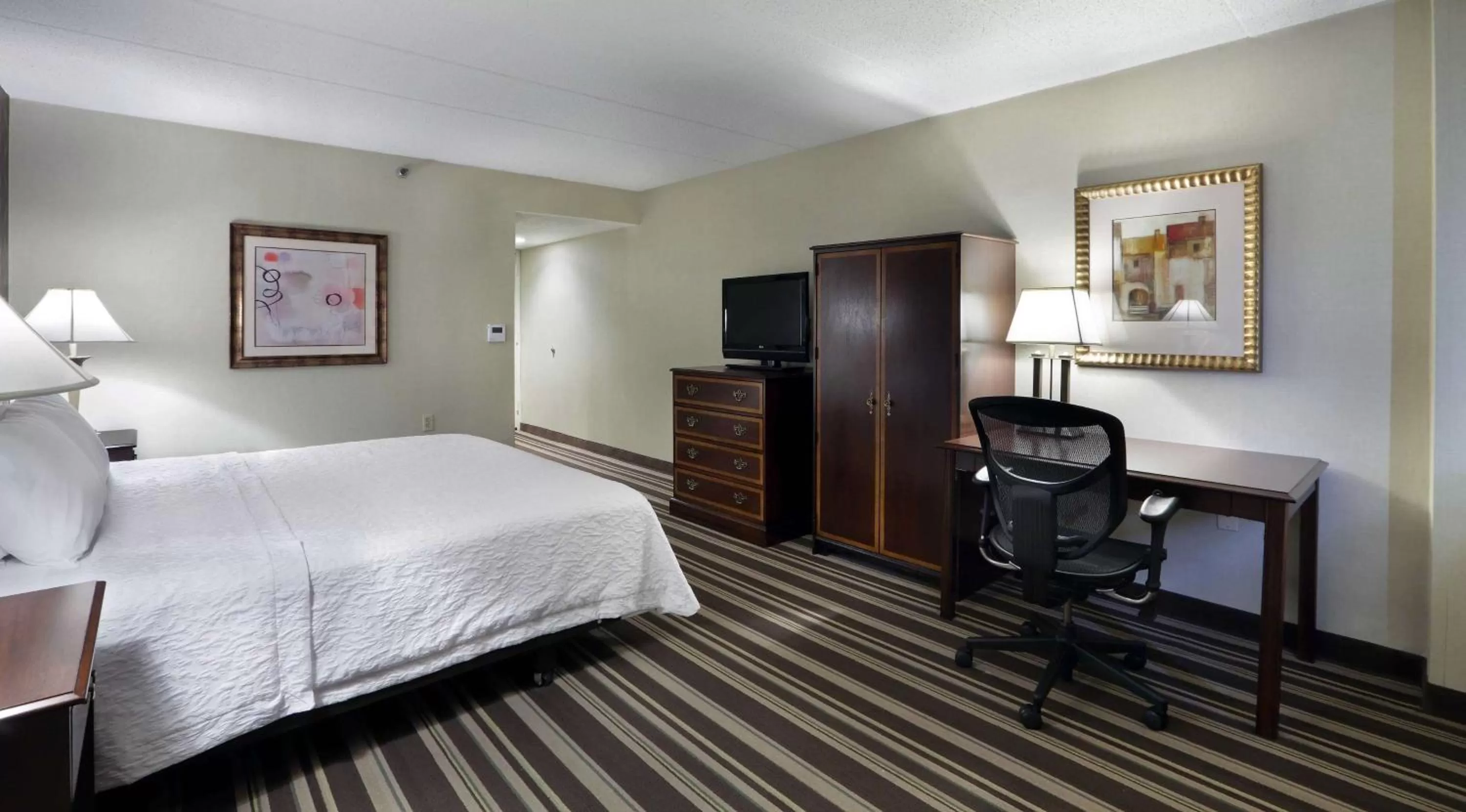 Bedroom, Bed in Hampton Inn Boston-Natick