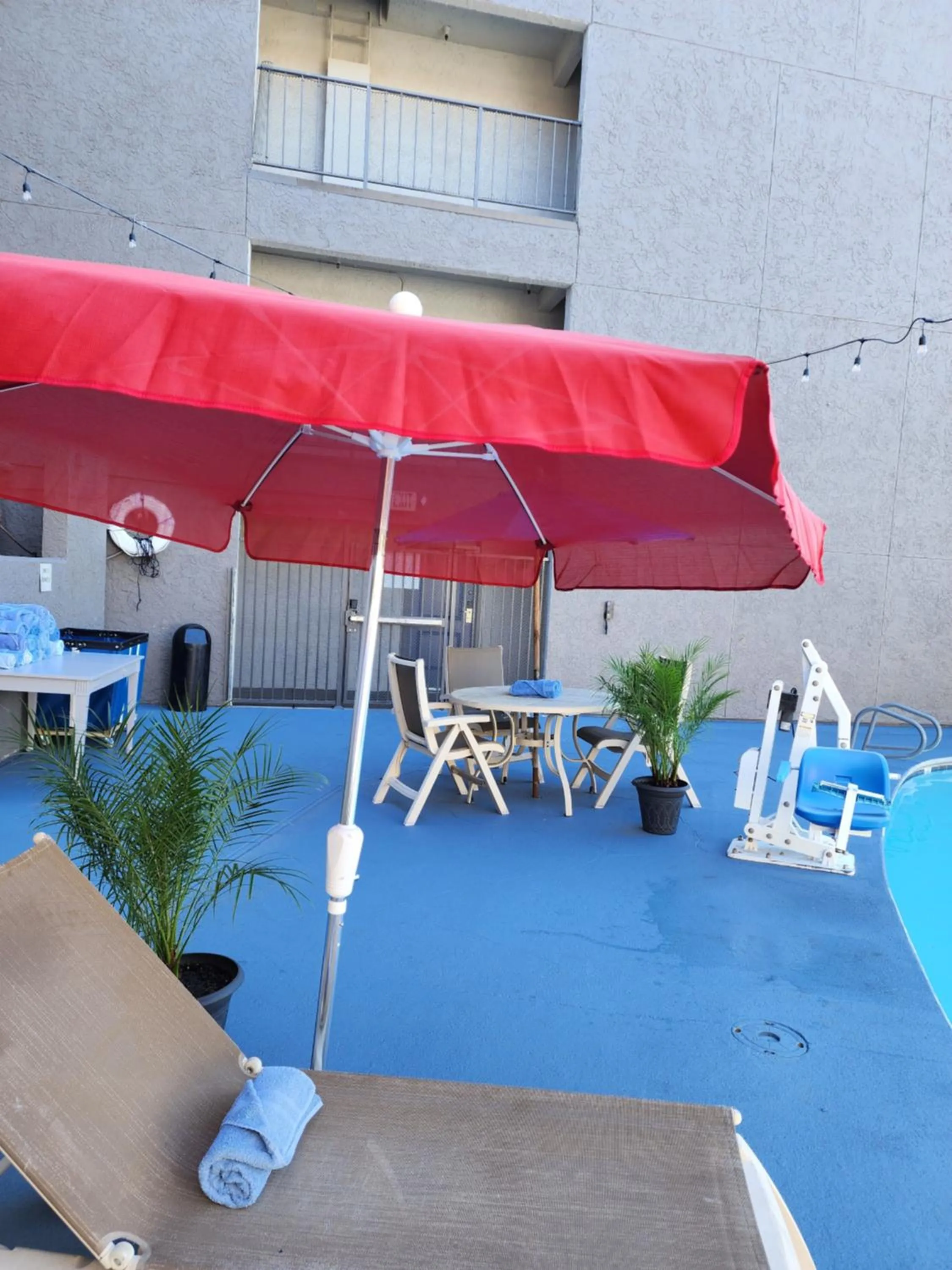 Swimming pool in Studio 6 Sacramento, CA Natomas