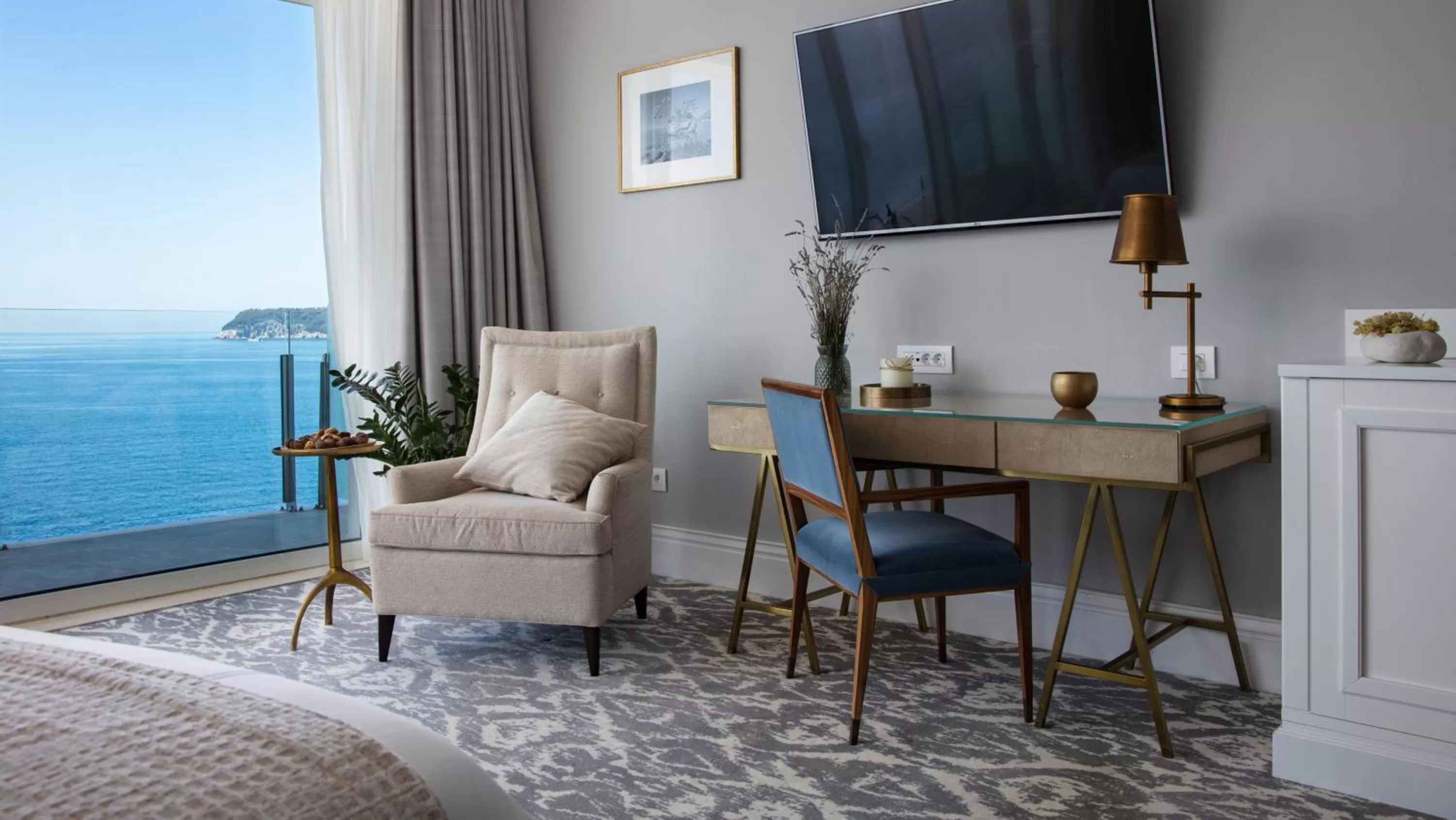 Communal lounge/ TV room in Royal Blue Hotel