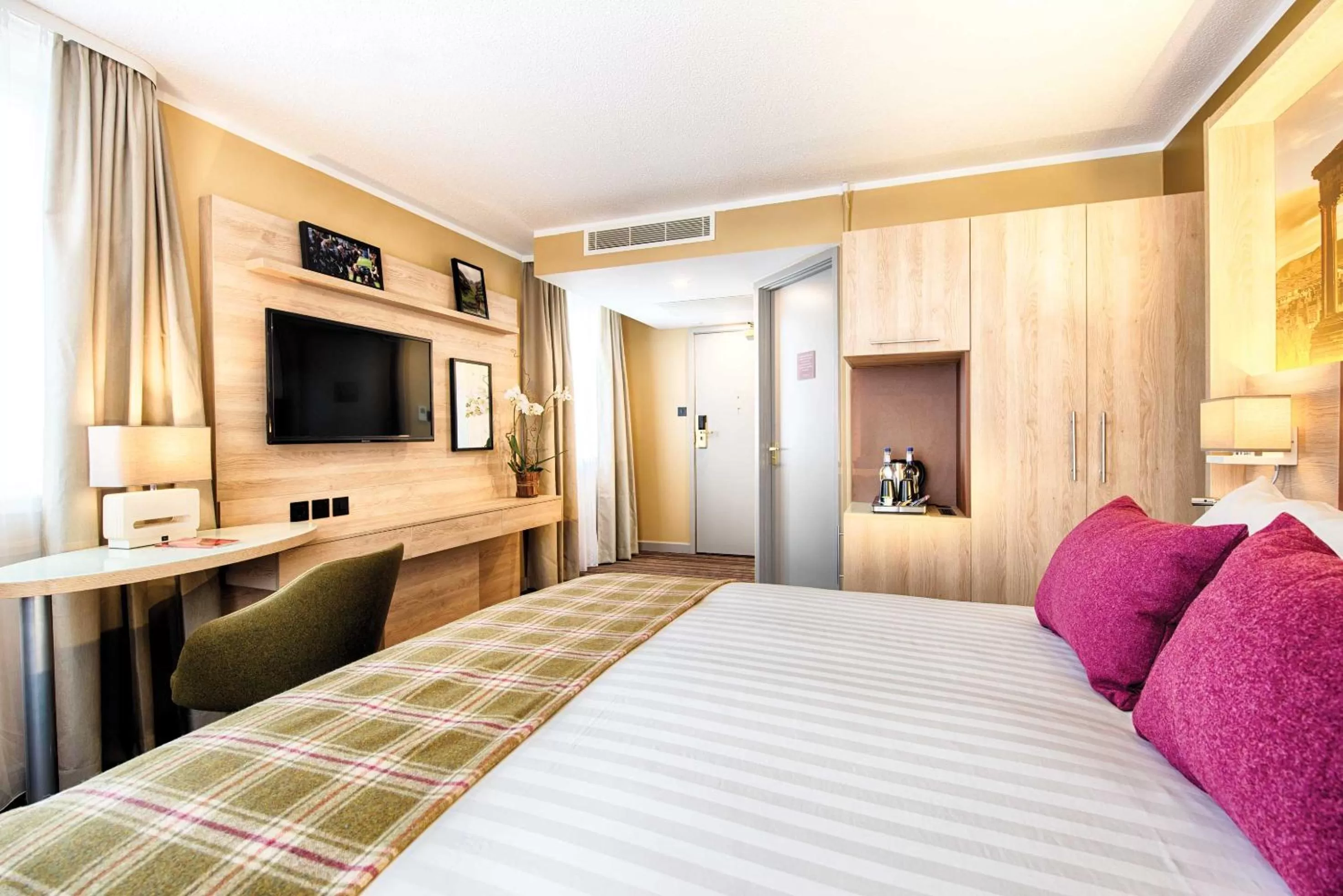 Photo of the whole room, Bed in Leonardo Hotel Edinburgh Haymarket