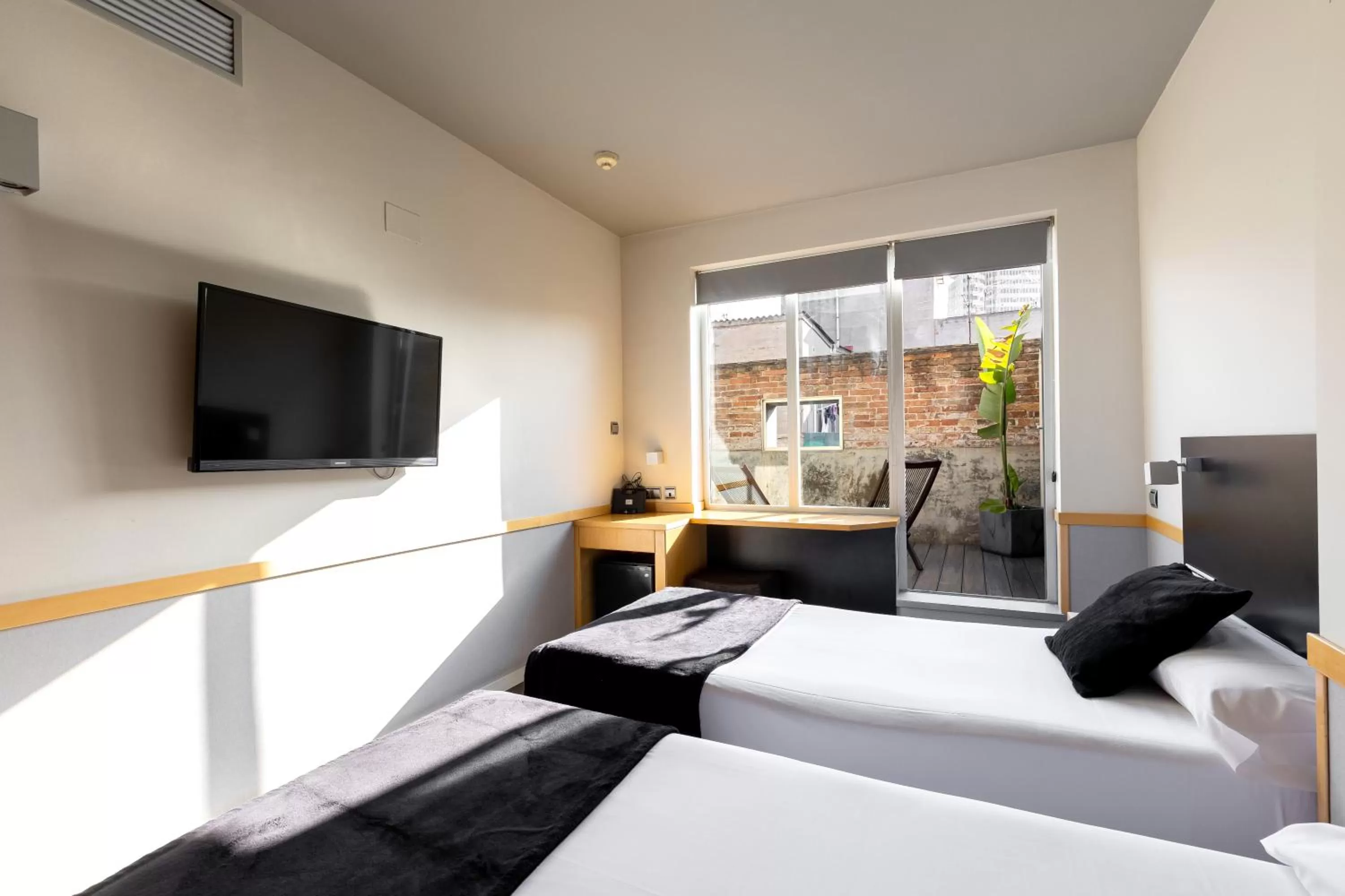 Photo of the whole room, Bed in Onix Liceo