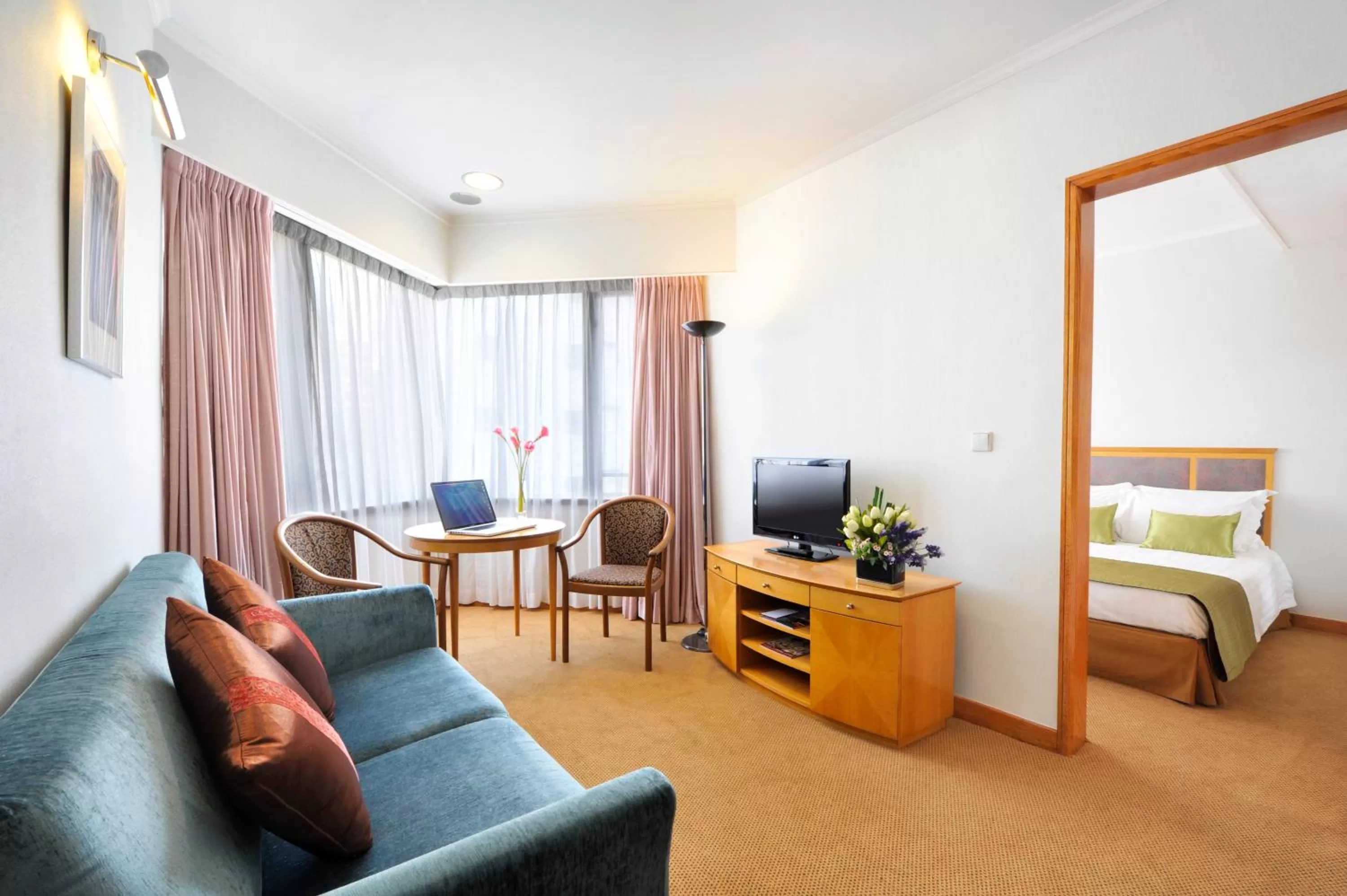 Photo of the whole room, Bed in The Kimberley Hotel