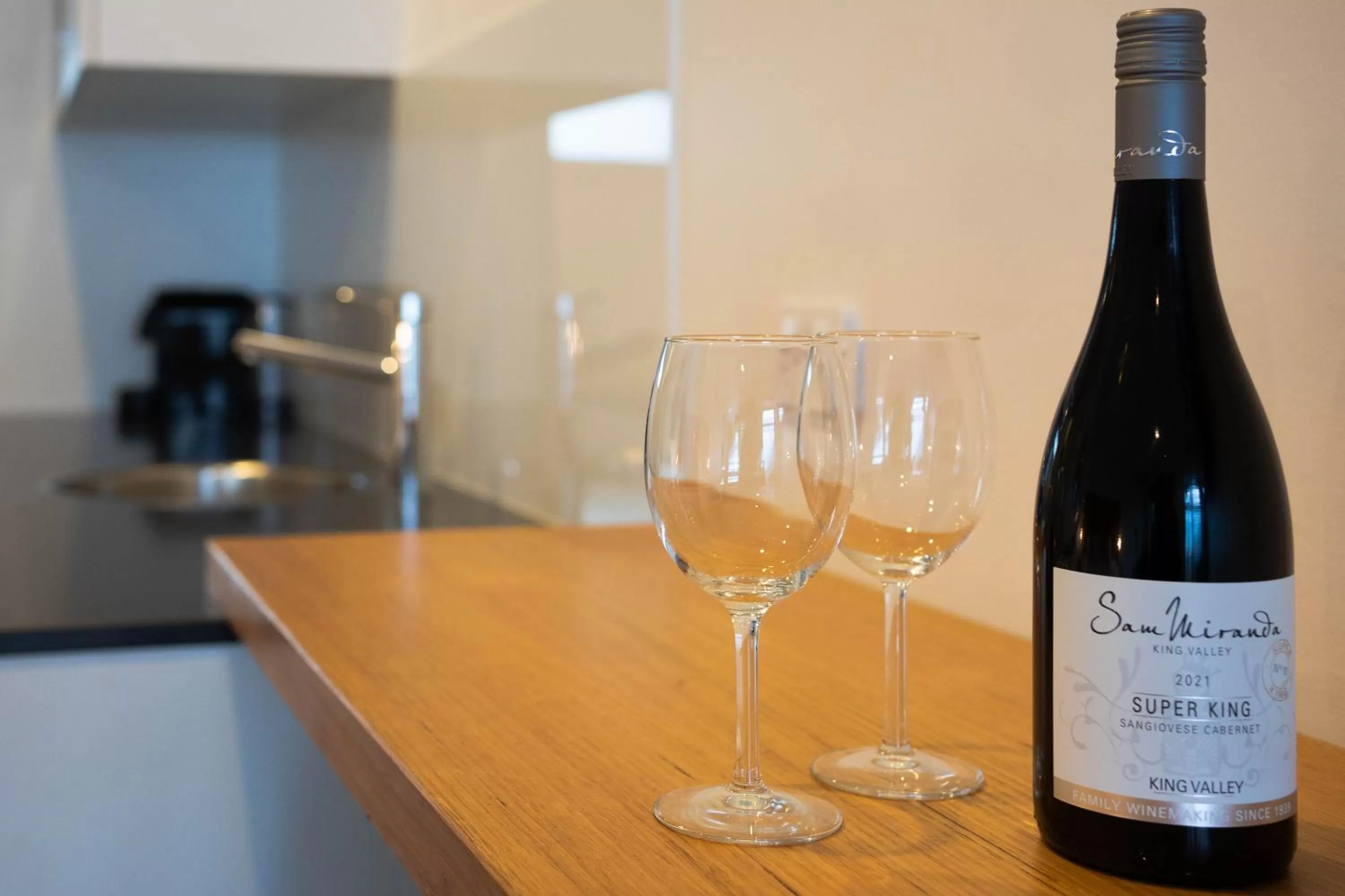 oven in Bright Colonial Motel