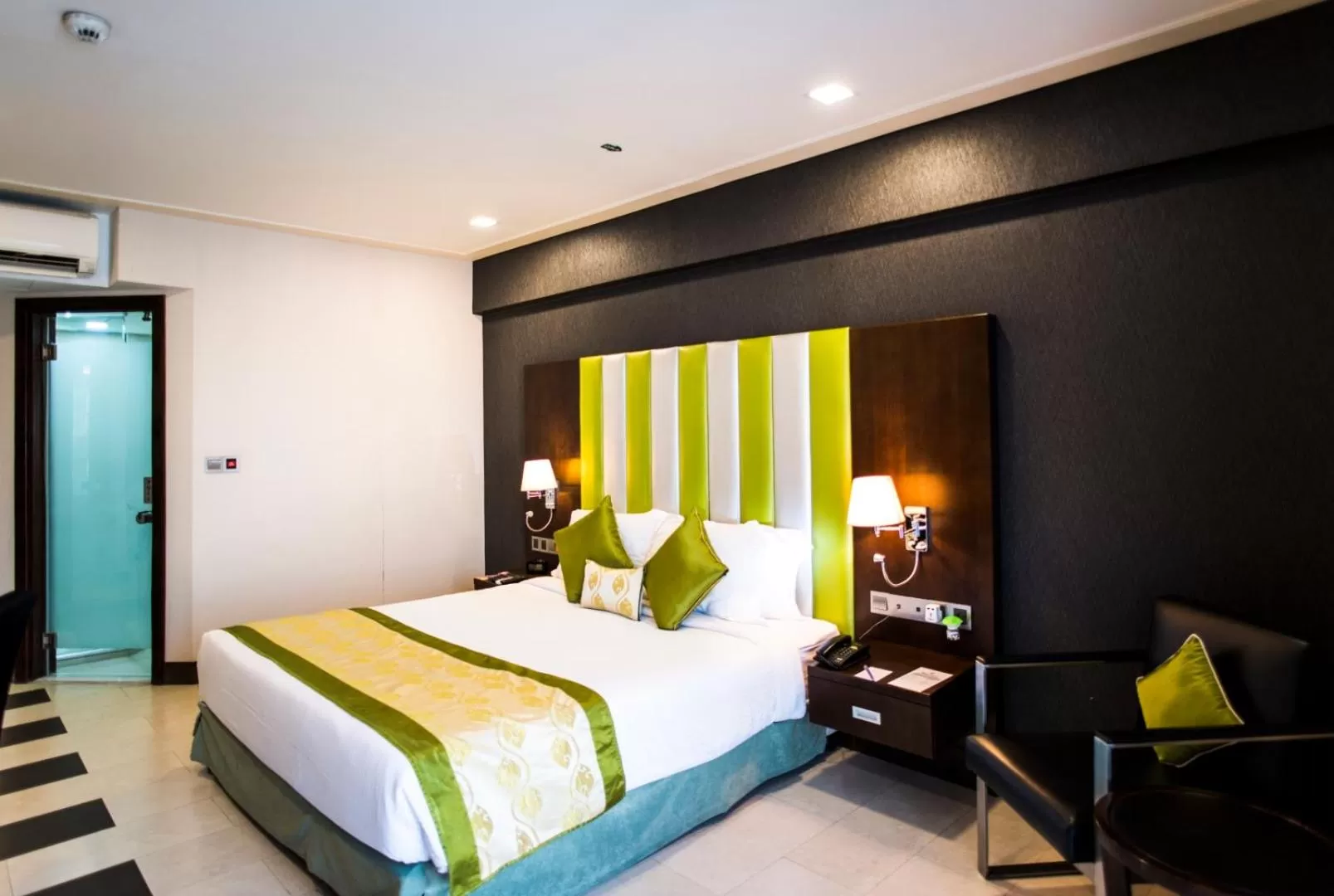 Bedroom, Bed in Platinum Grand