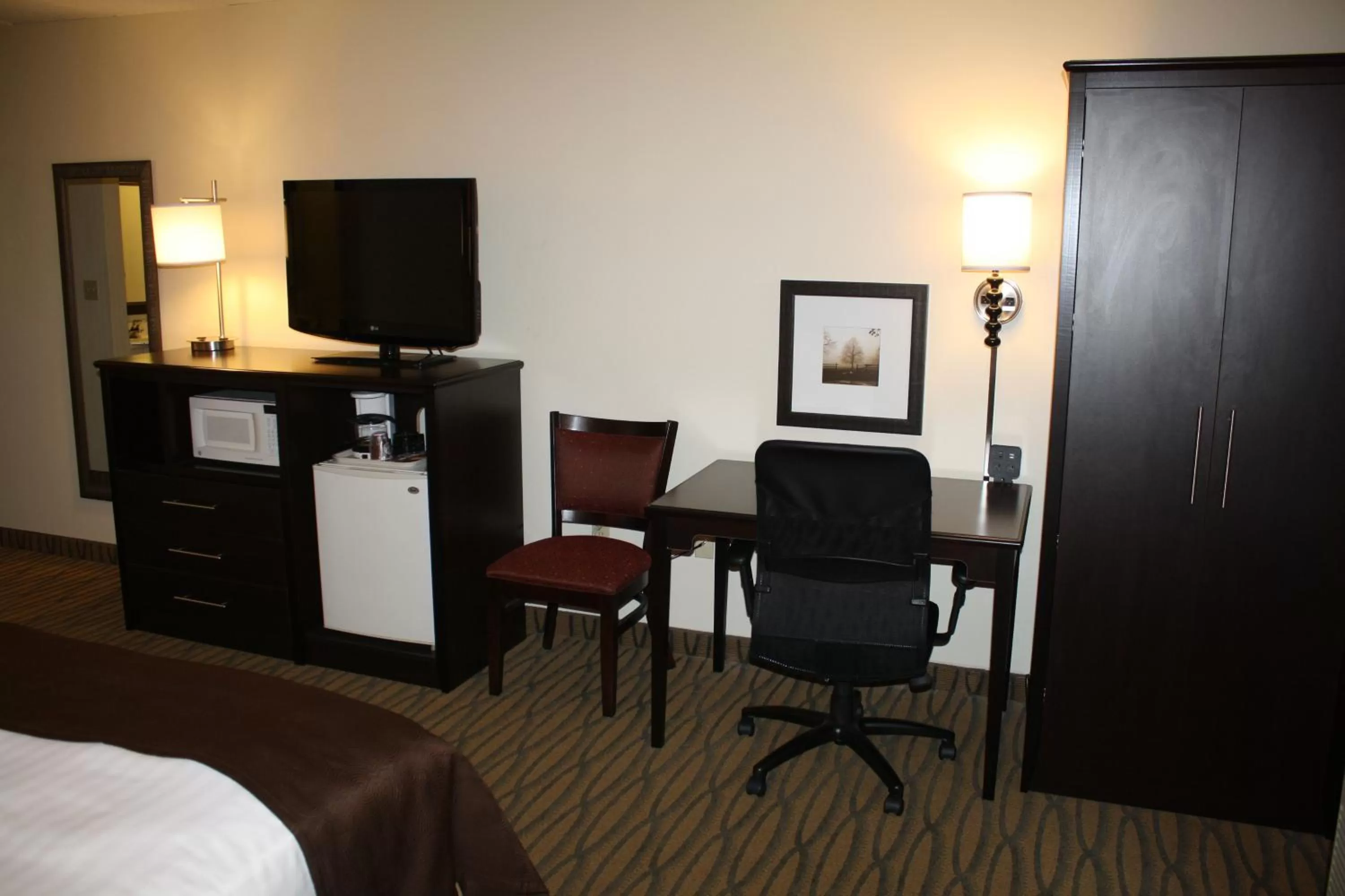 Seating area, TV/Entertainment Center in AmericInn by Wyndham Rogers