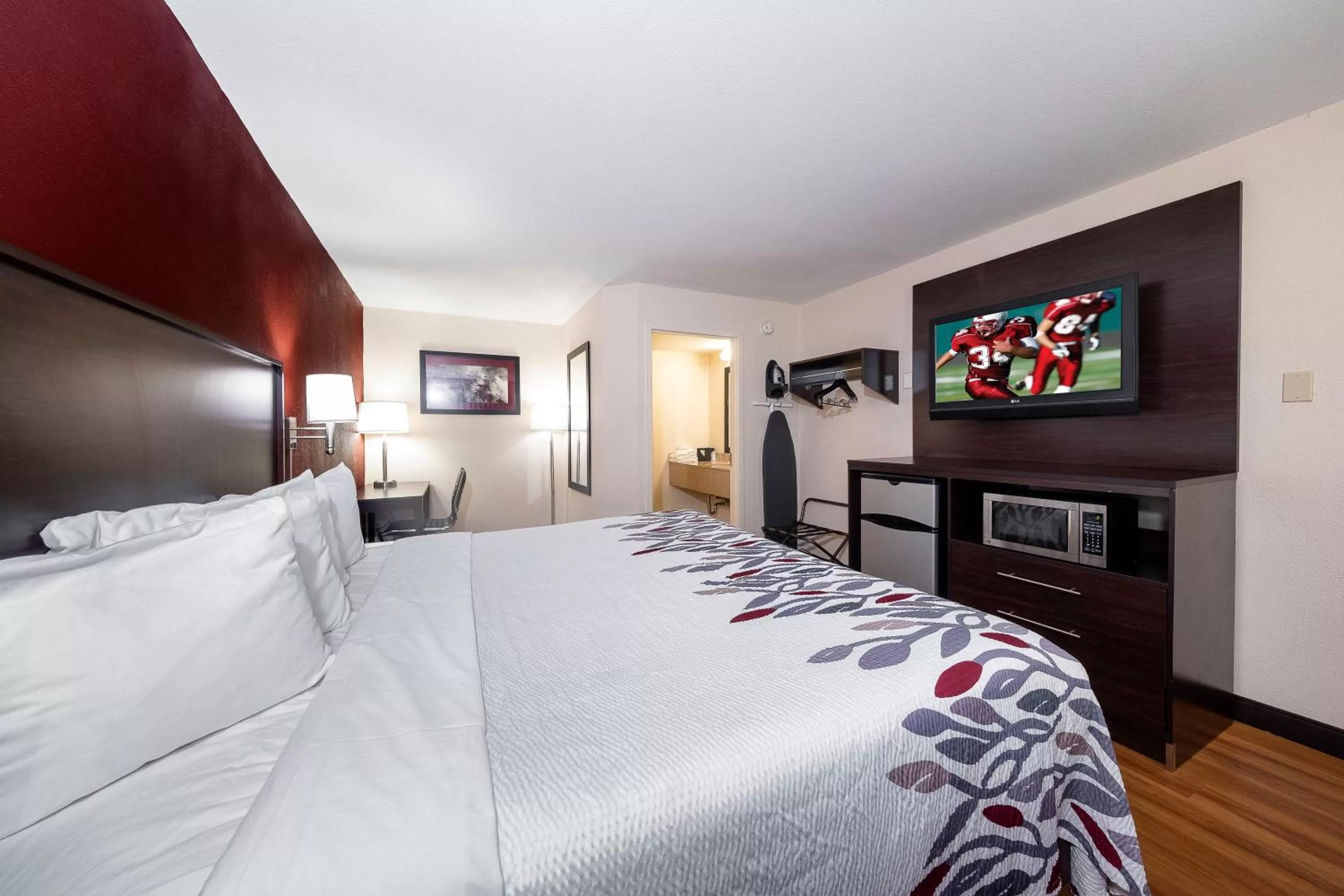 Photo of the whole room, Bed in Red Roof Inn Bordentown - McGuire AFB