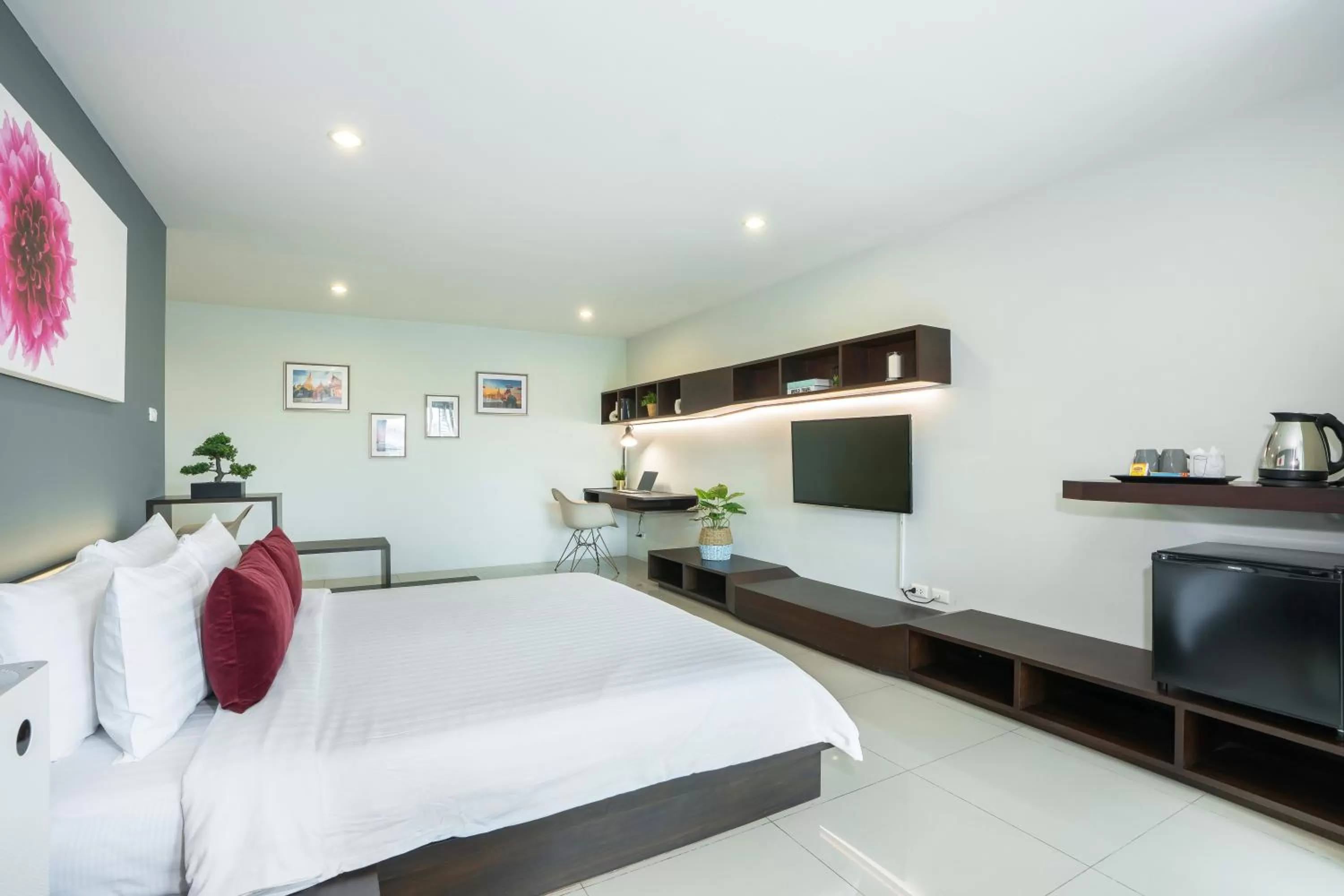 Photo of the whole room, Bed in De Botan Srinakarin Hotel & Residence