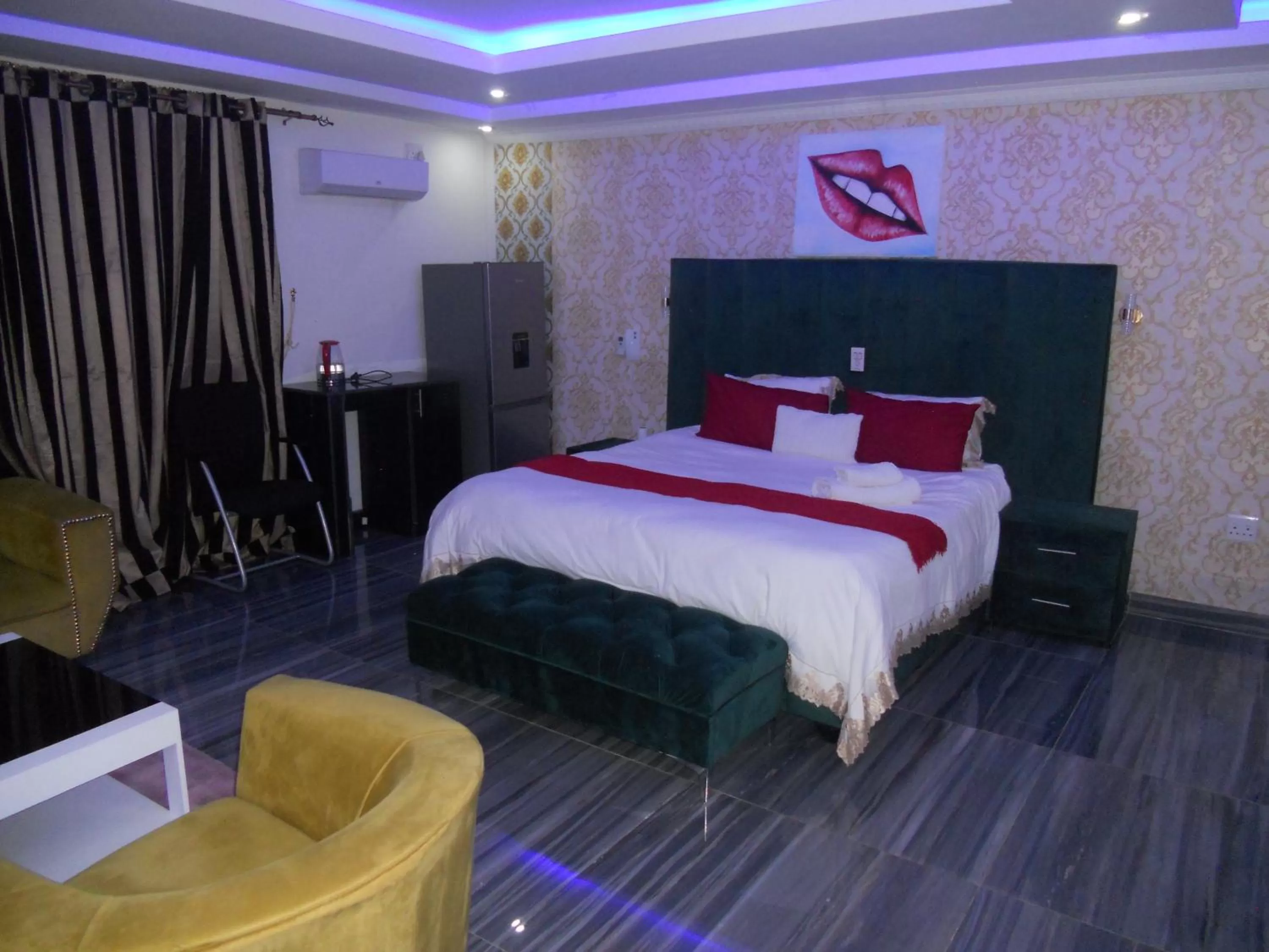 Bedroom, Bed in Gold Crown International Hotel Johannesburg