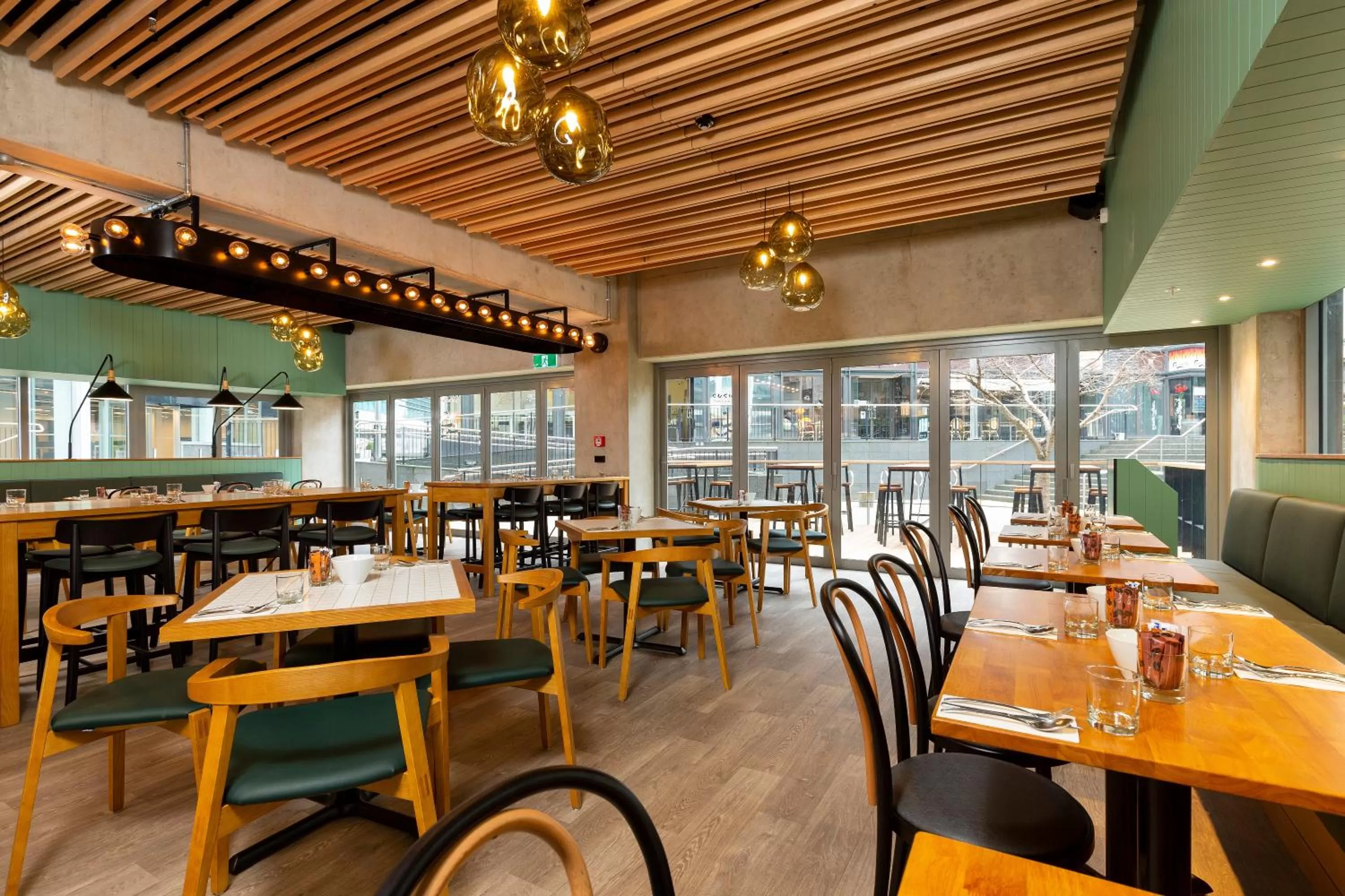 Restaurant/places to eat in Oaks Auckland Hotel