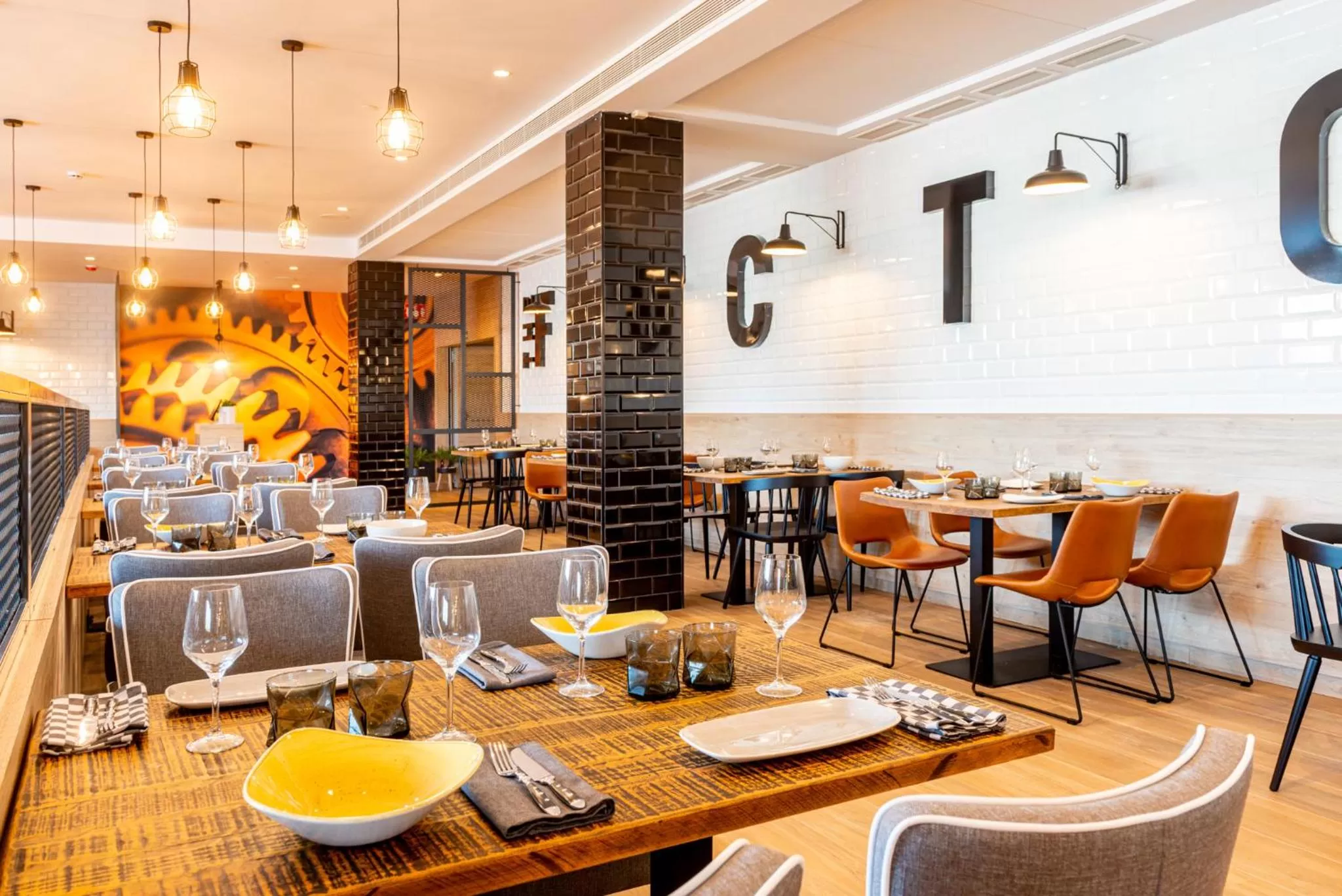 Restaurant/places to eat in L'Azure Hotel 4* Sup