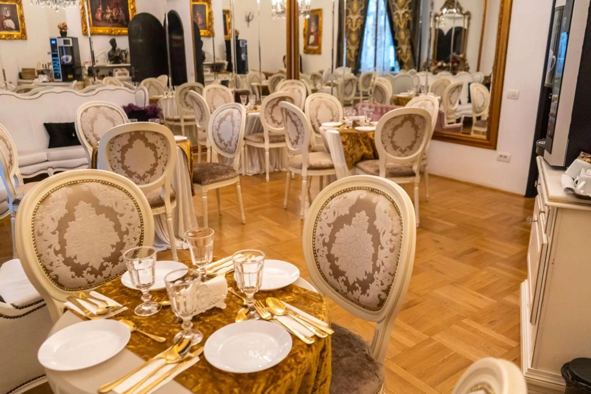 Restaurant/places to eat in Conacul Coroanei Luxury Boutique Hotel