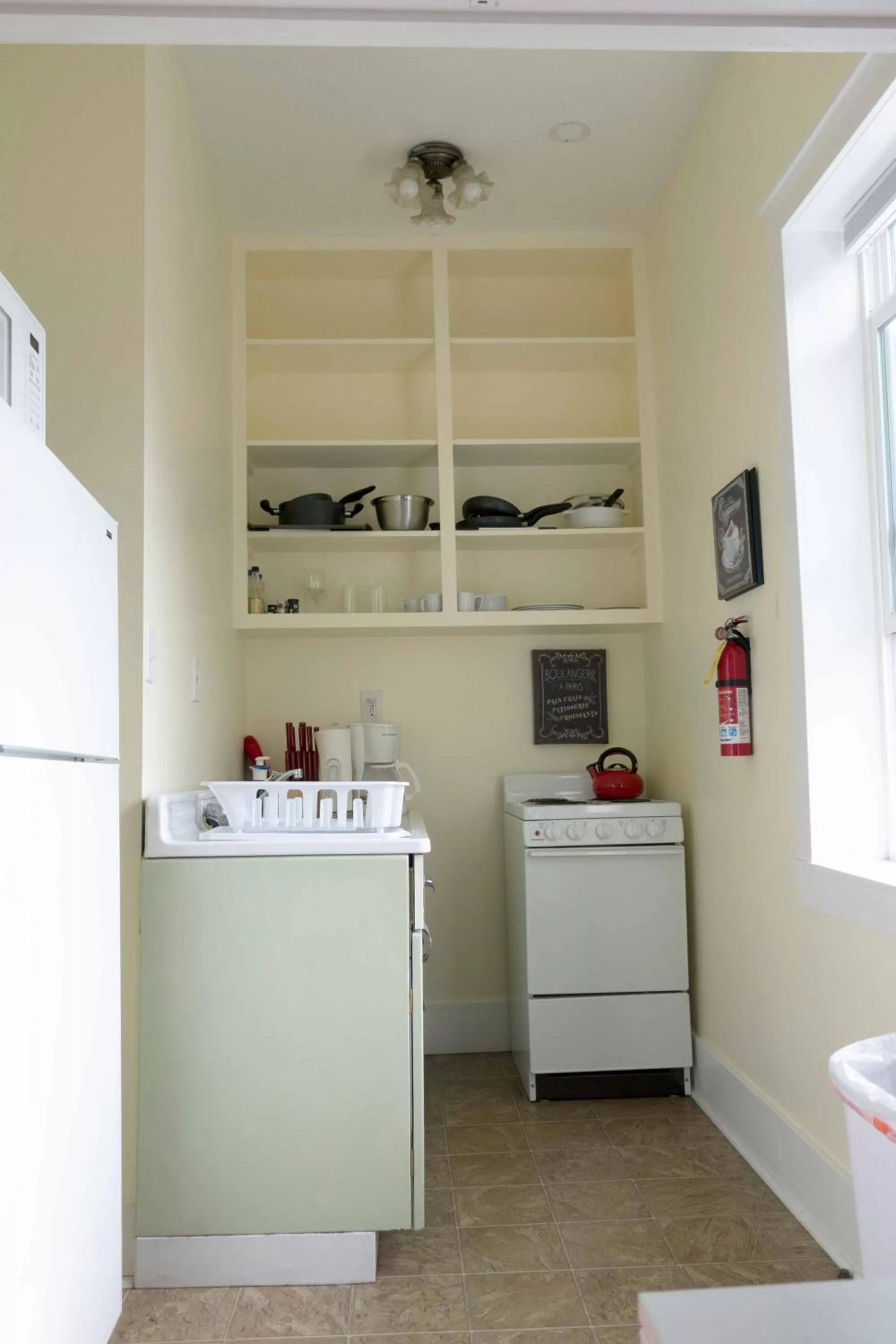 Kitchen or kitchenette in Sauerdough Lodging