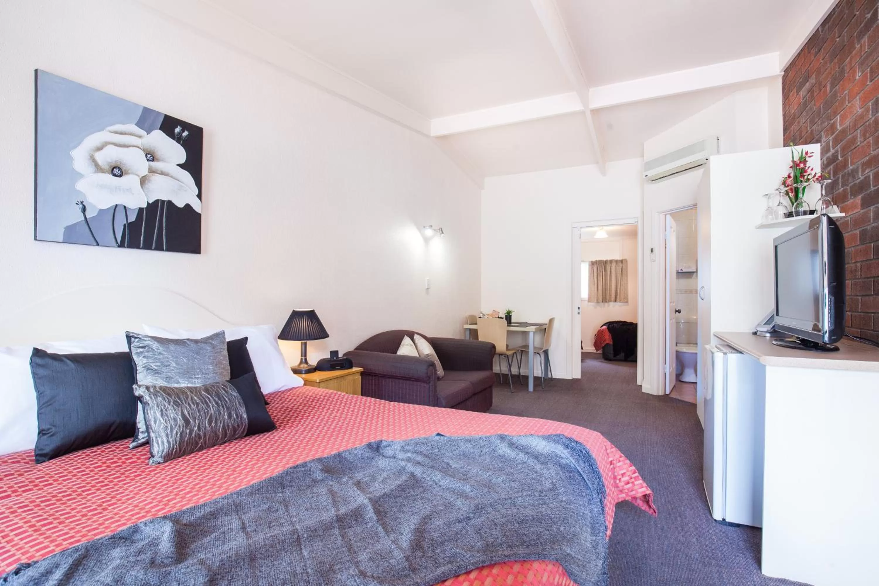 Photo of the whole room, Bed in Mid City Motel