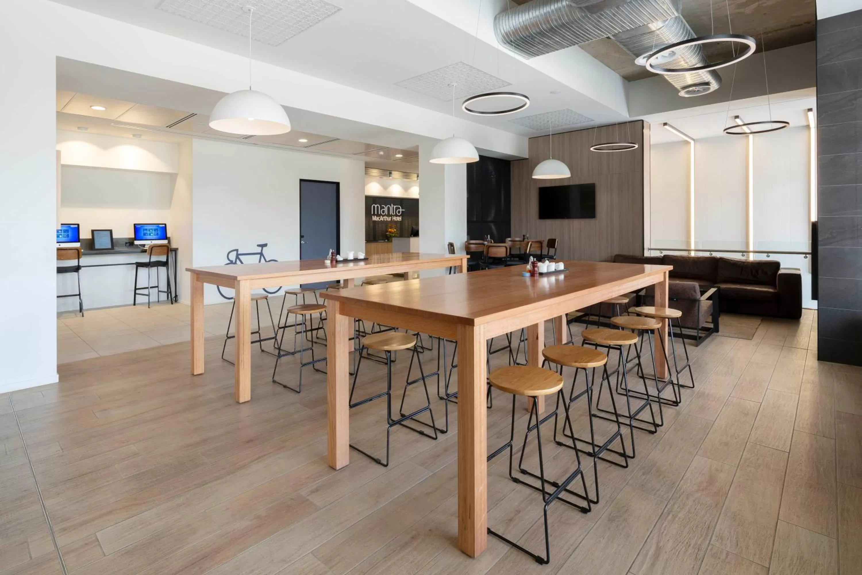 Restaurant/places to eat in Mantra MacArthur Hotel