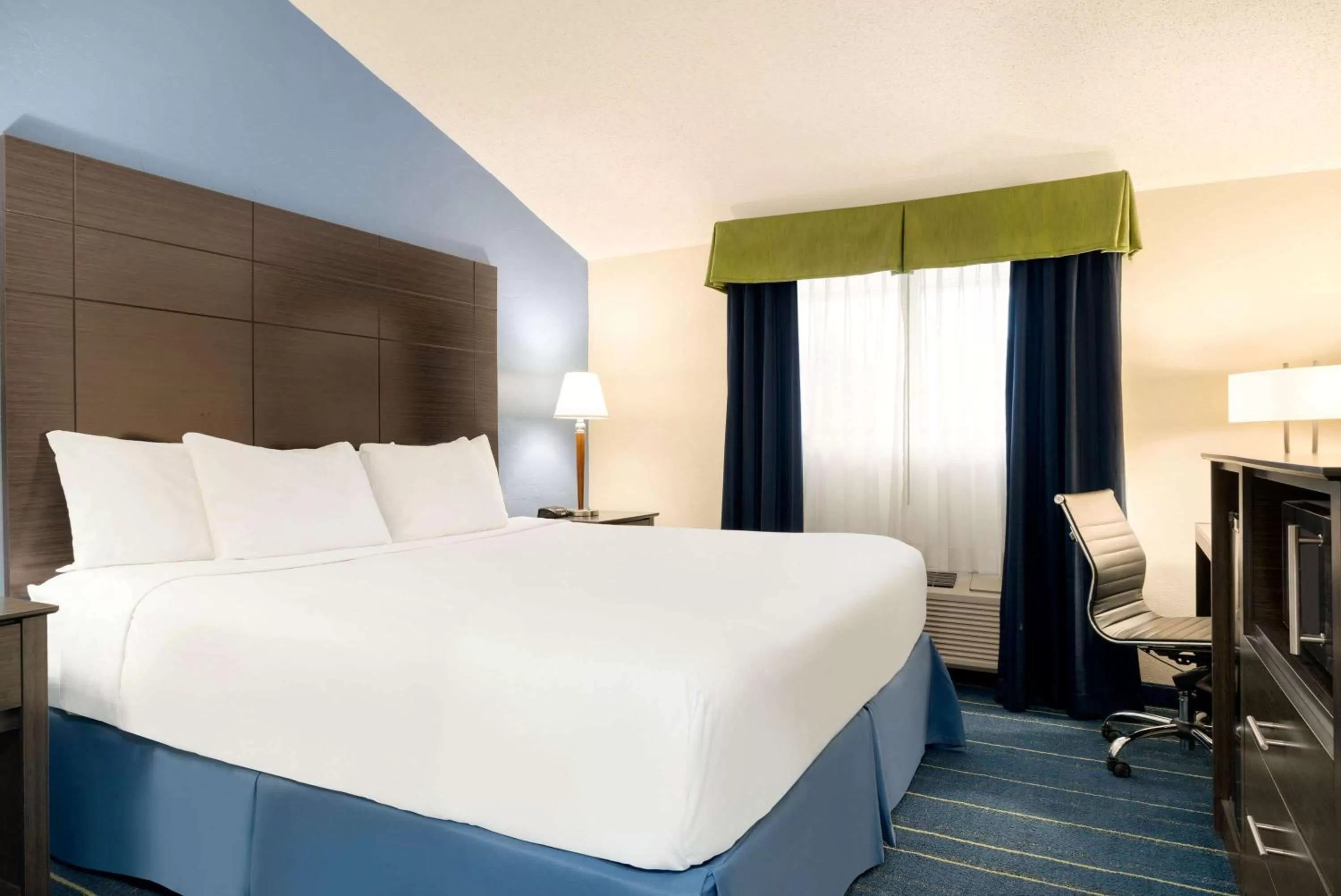 Photo of the whole room, Bed in Days Inn by Wyndham Tamworth