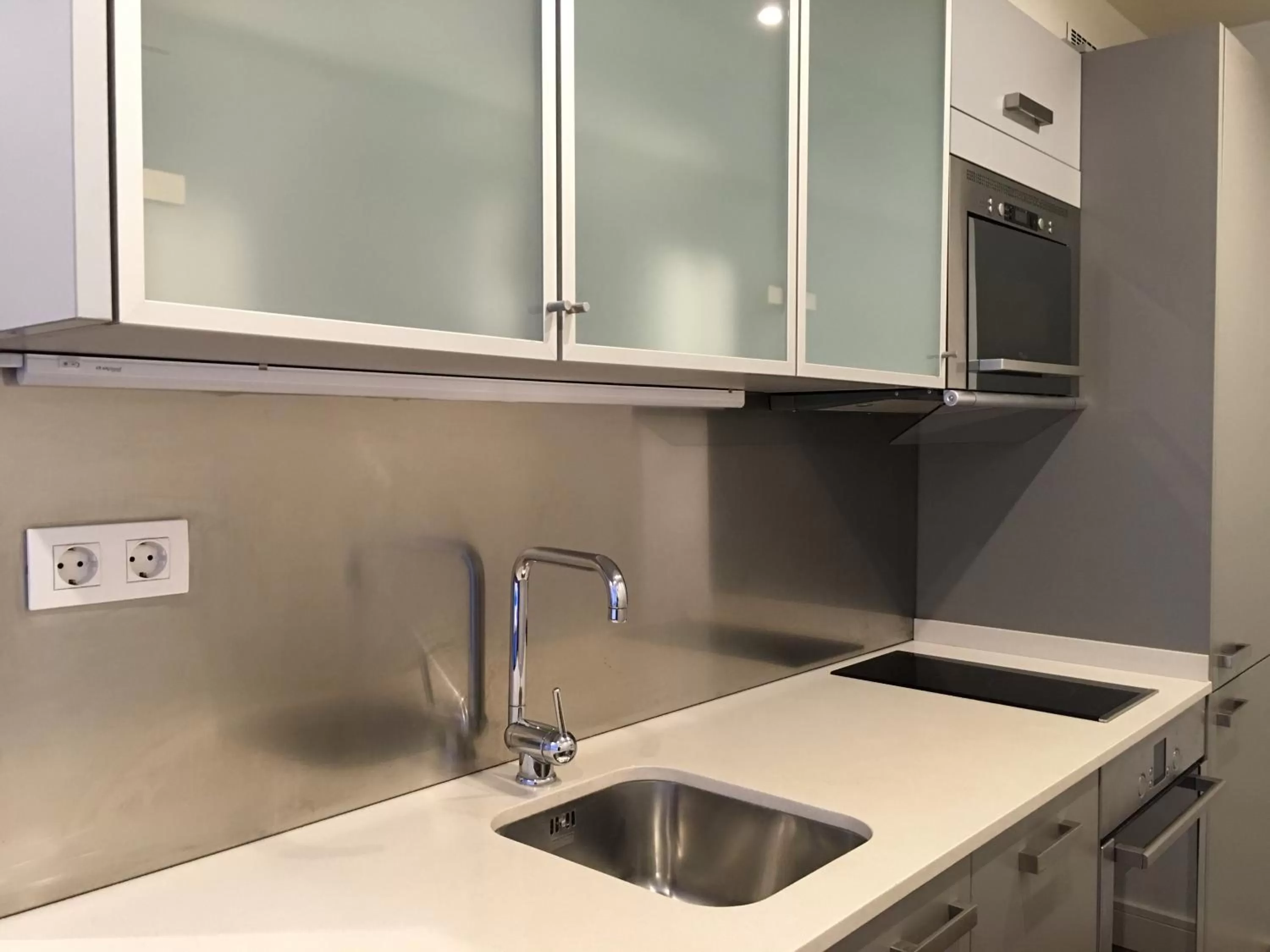 Kitchen or kitchenette in Duquesa Suites Landmark Hotel by Grup Duquessa