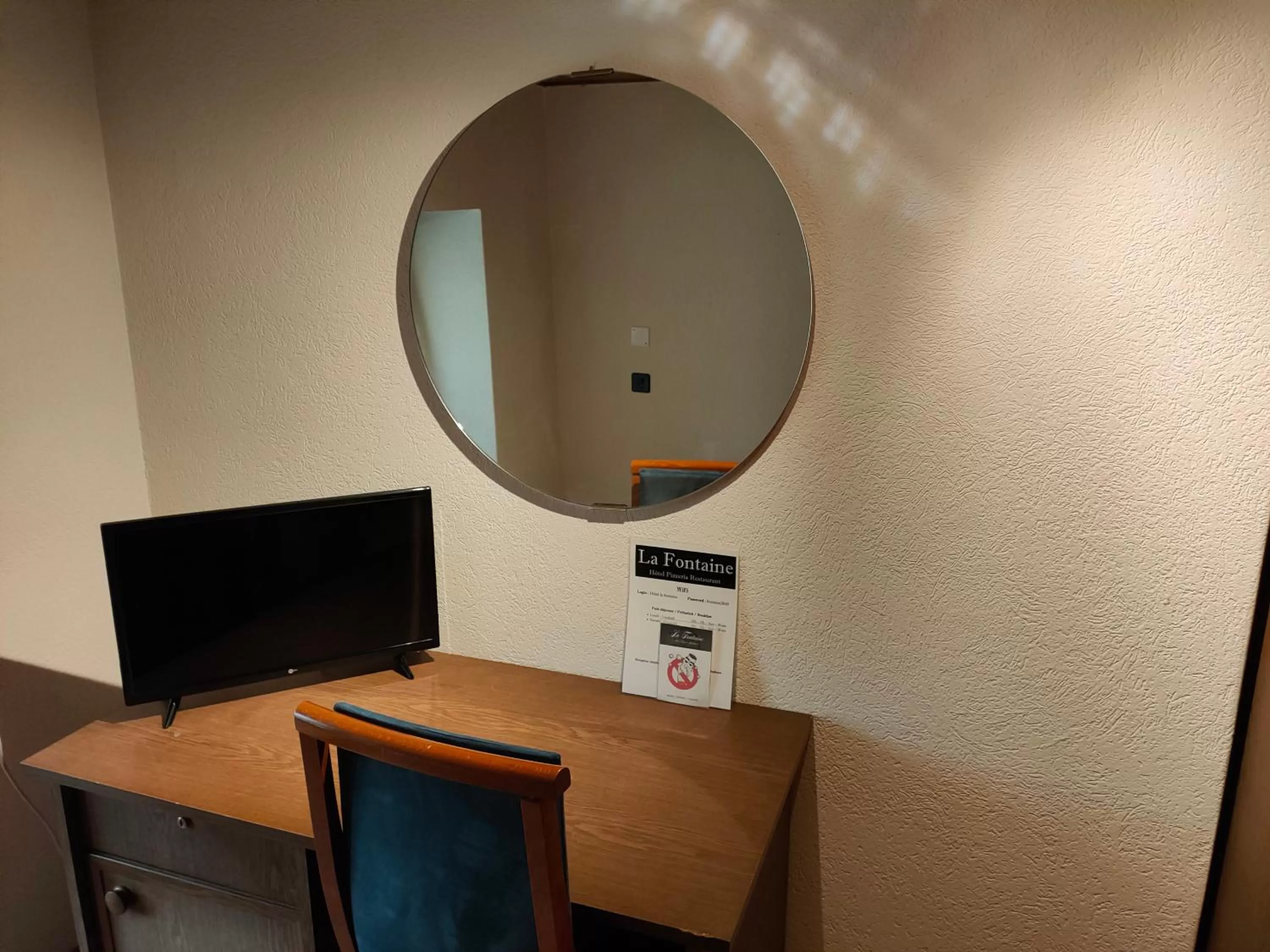 Bedroom in Hôtel La Fontaine