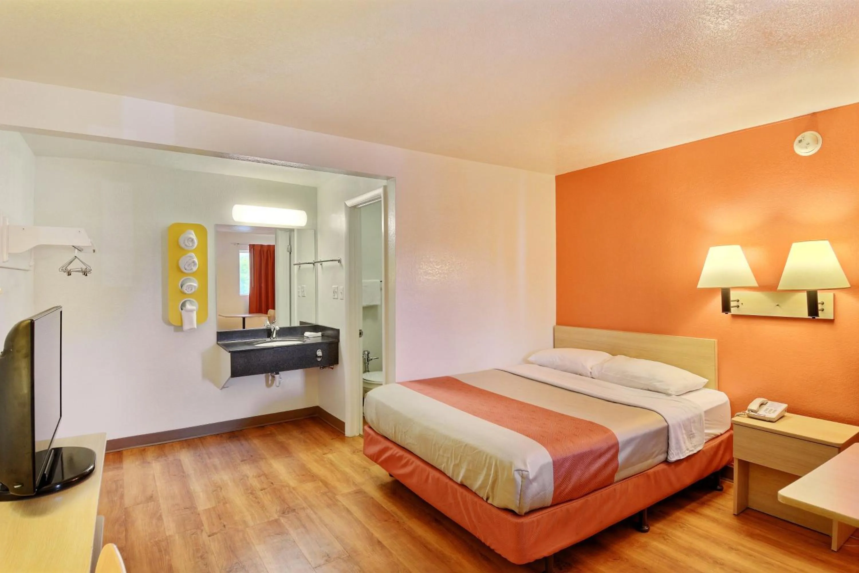 Bedroom, Bed in Travelodge by Wyndham Brattleboro VT