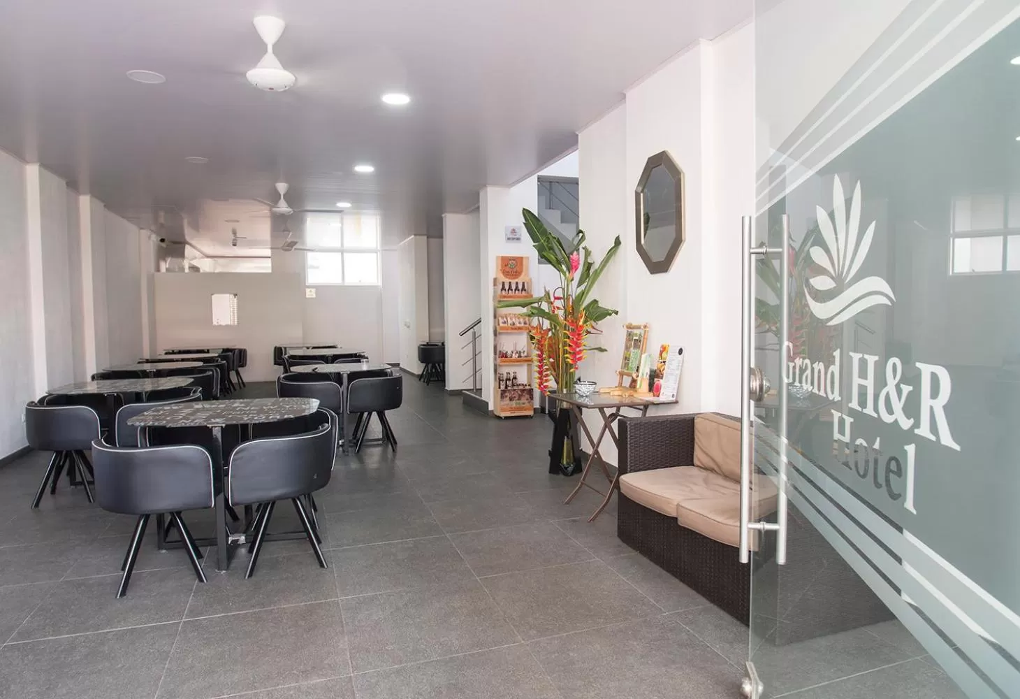 Dining area in Hotel Grand H&R