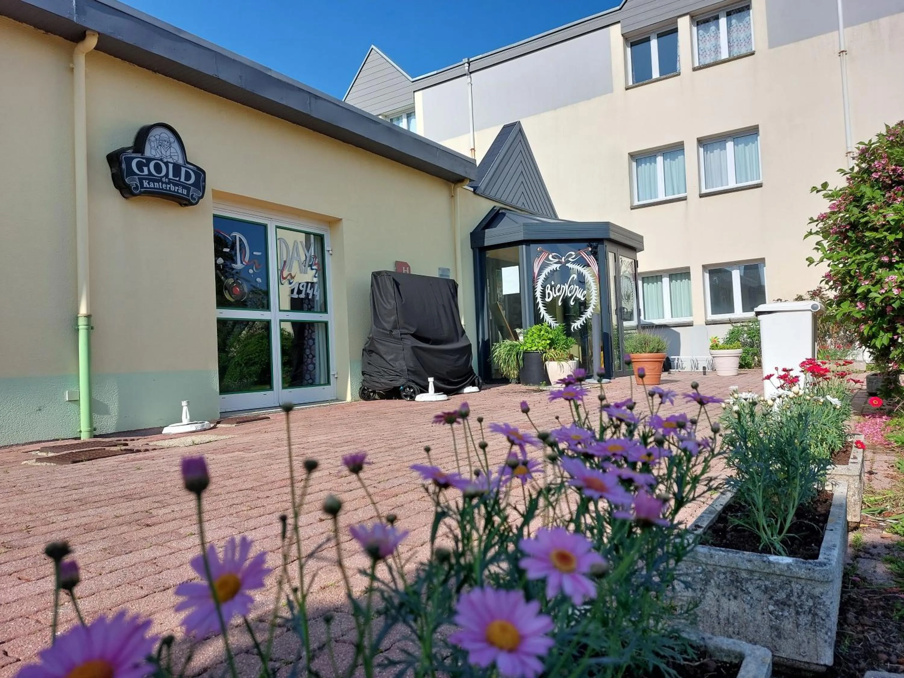 Patio in Contact Hotel Utah Beach Carentan