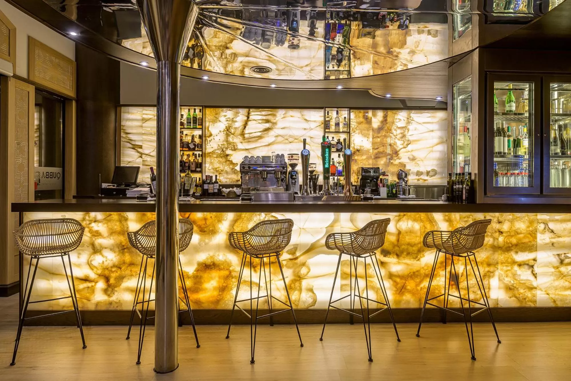 Restaurant/places to eat in Hotel Saray