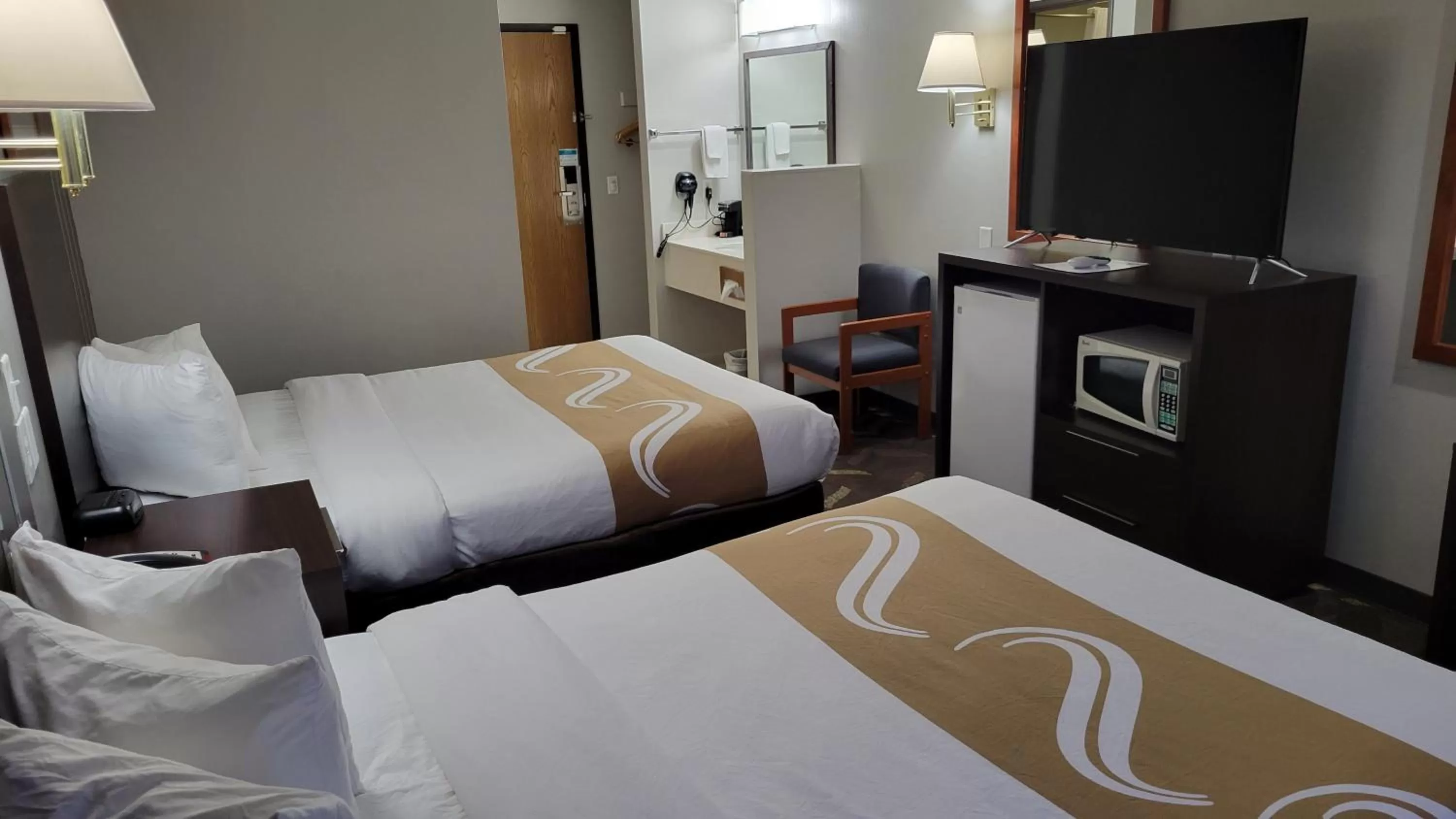 Bed in Quality Inn & Suites Salina National Forest Area