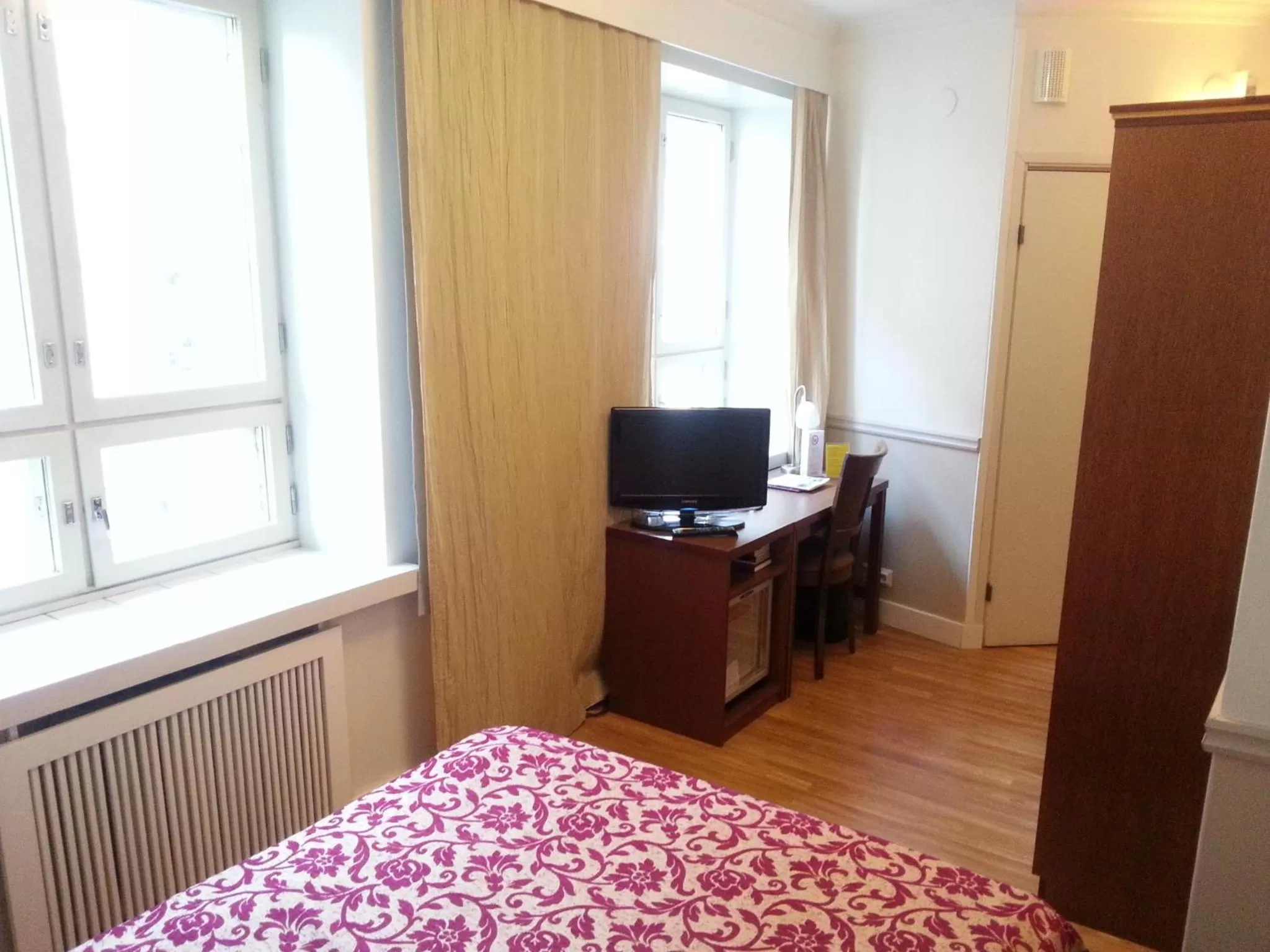 TV and multimedia, Bed in Hotel Anna