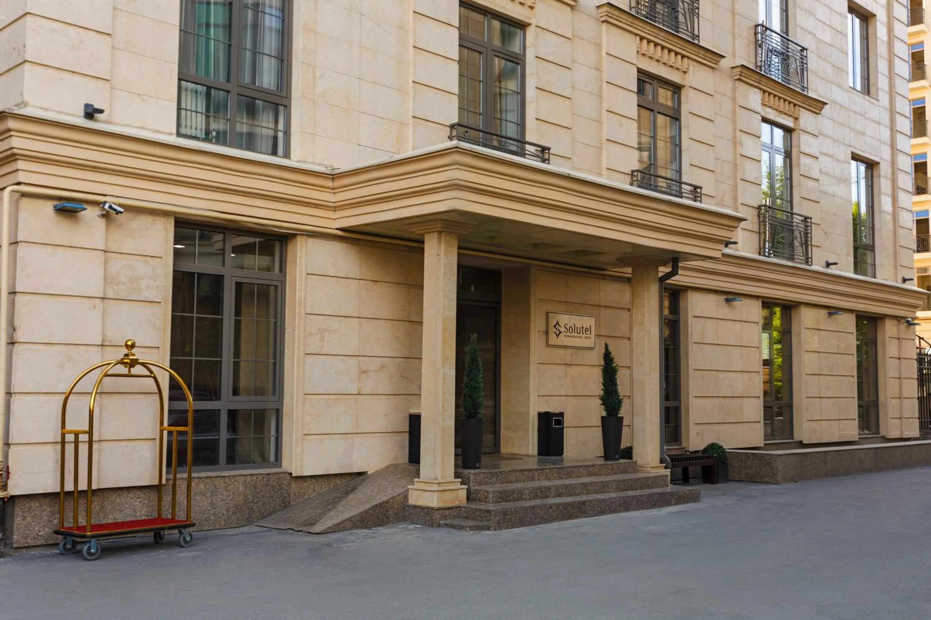 Facade/entrance in Solutel Hotel