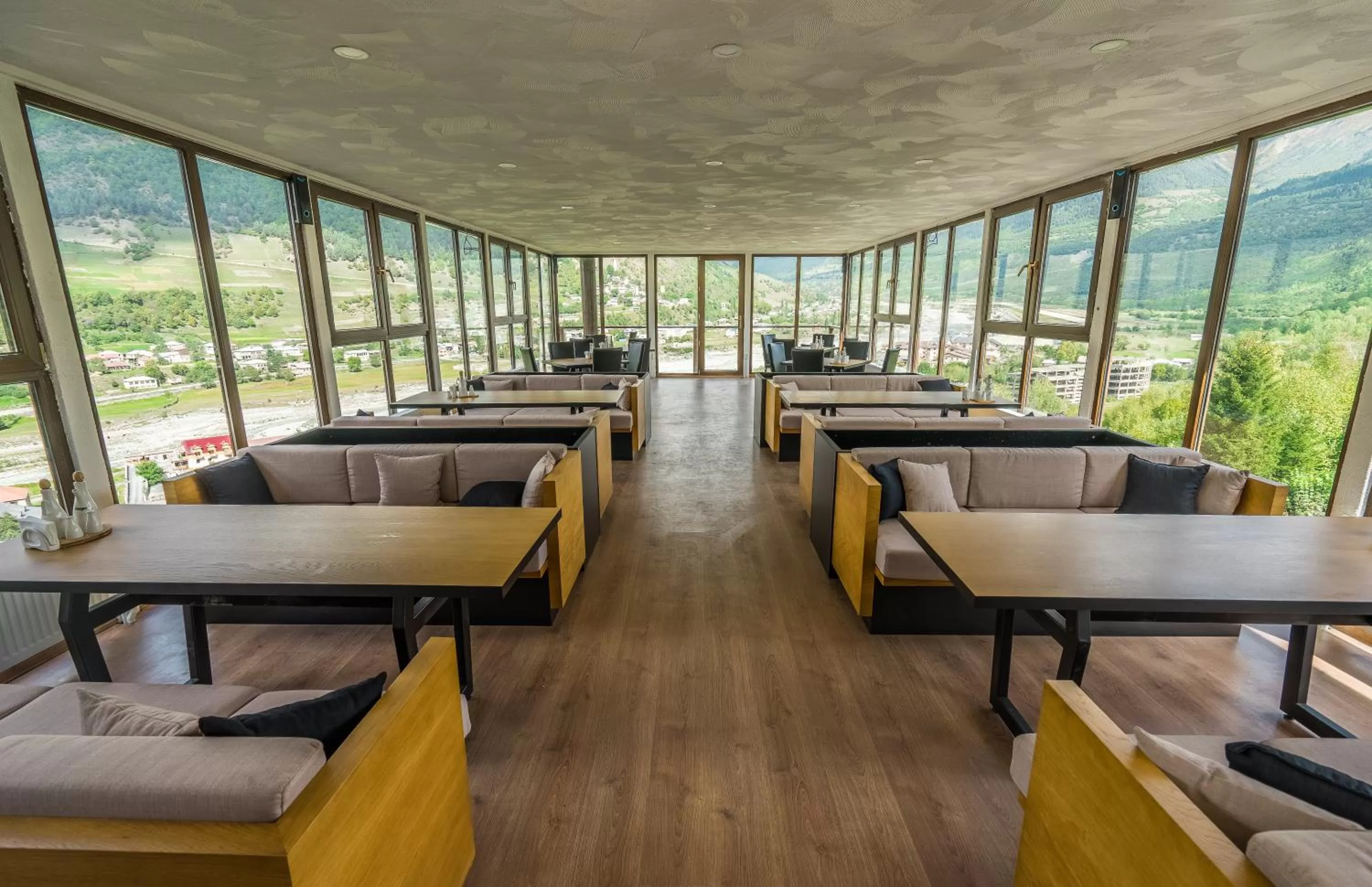 Restaurant/places to eat in Hotel Banguriani