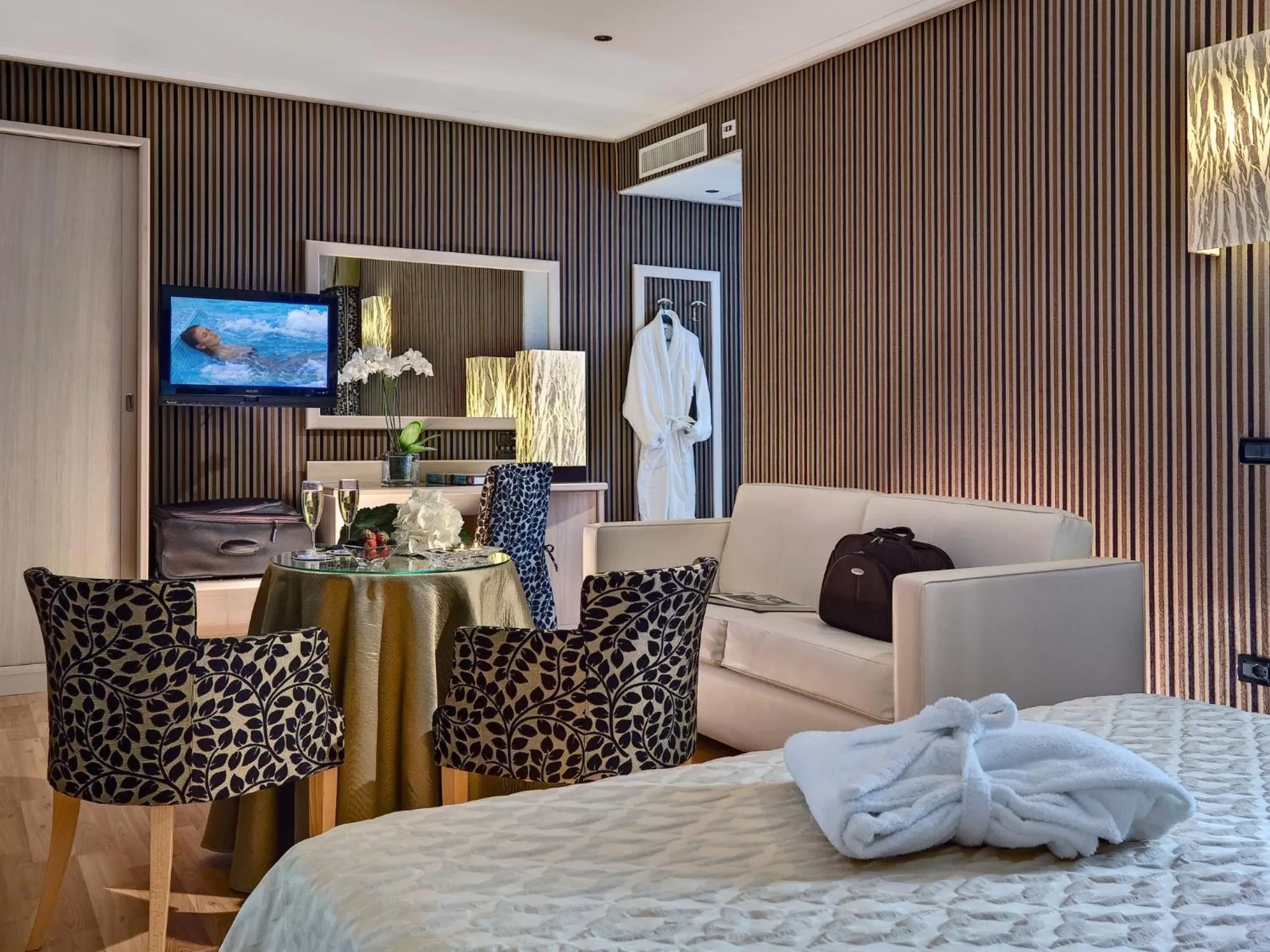 Seating area, Bed in Hotel Eliseo Terme